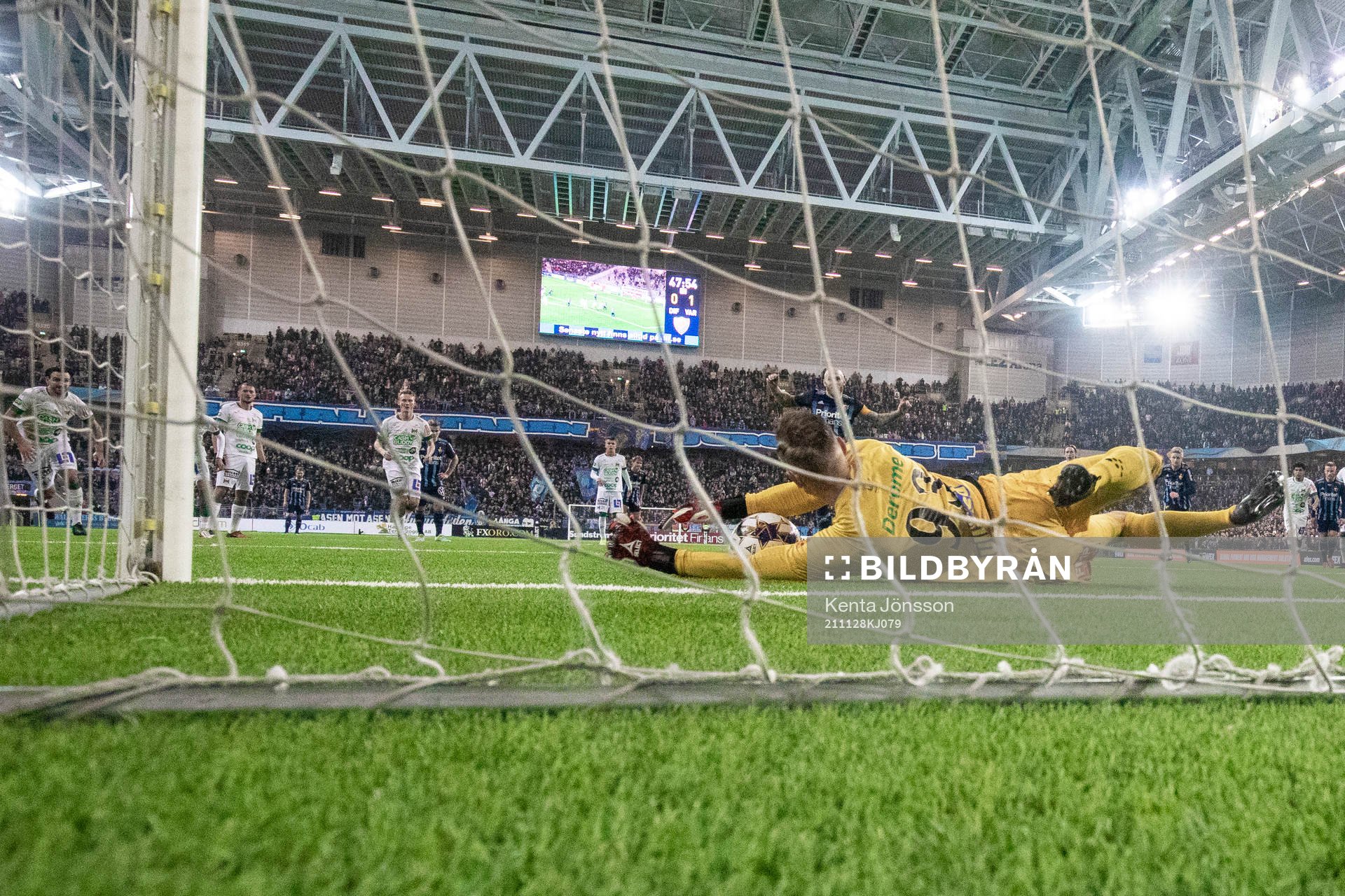 Varbergs målvakt Philip Mårtensson räddar en straff