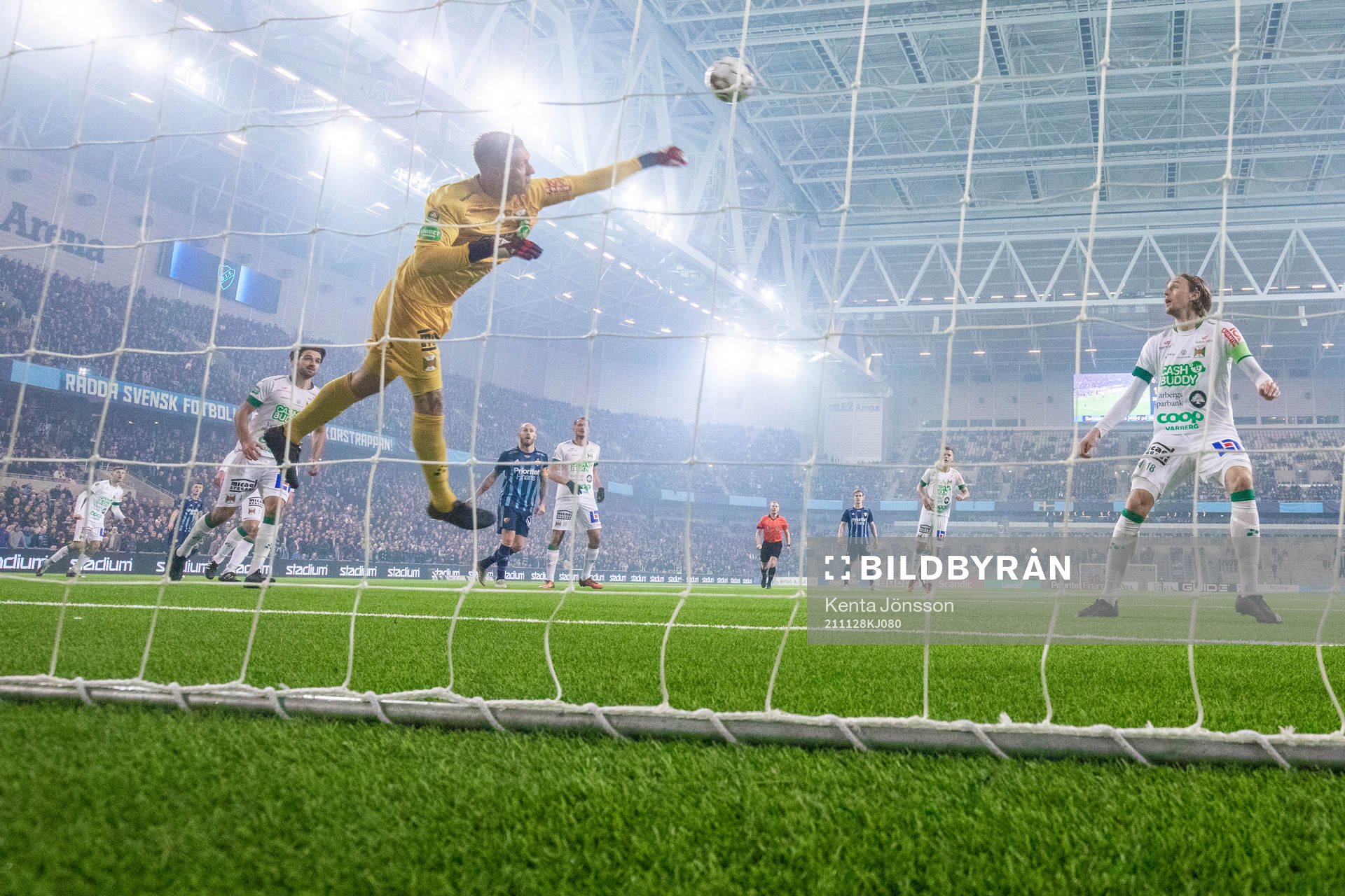 Varbergs målvakt Philip Mårtensson med en räddning
