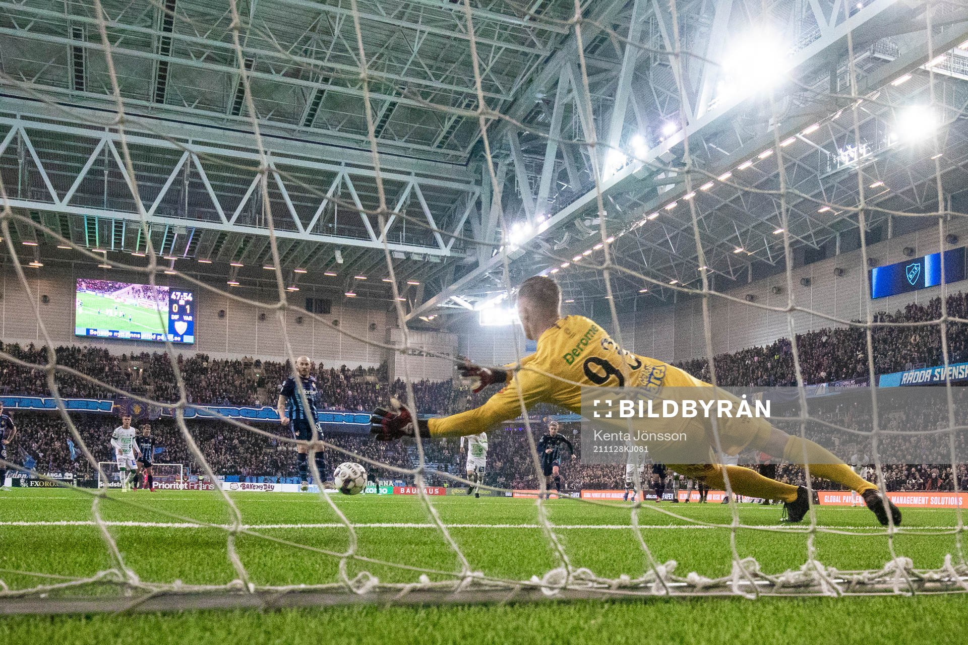 Varbergs målvakt Philip Mårtensson räddar en straff