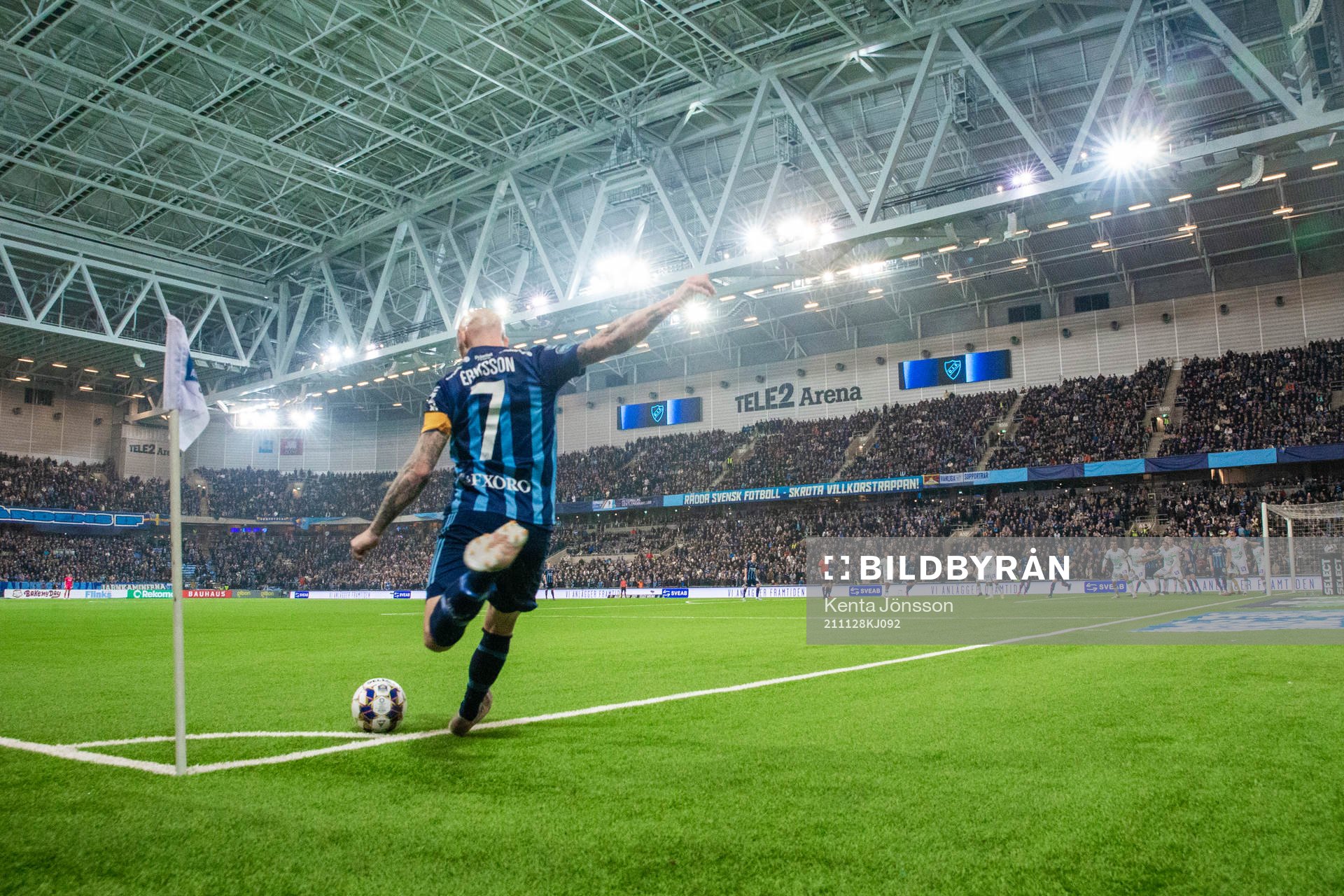 Djurgårdens Magnus Eriksson med en hörnspark