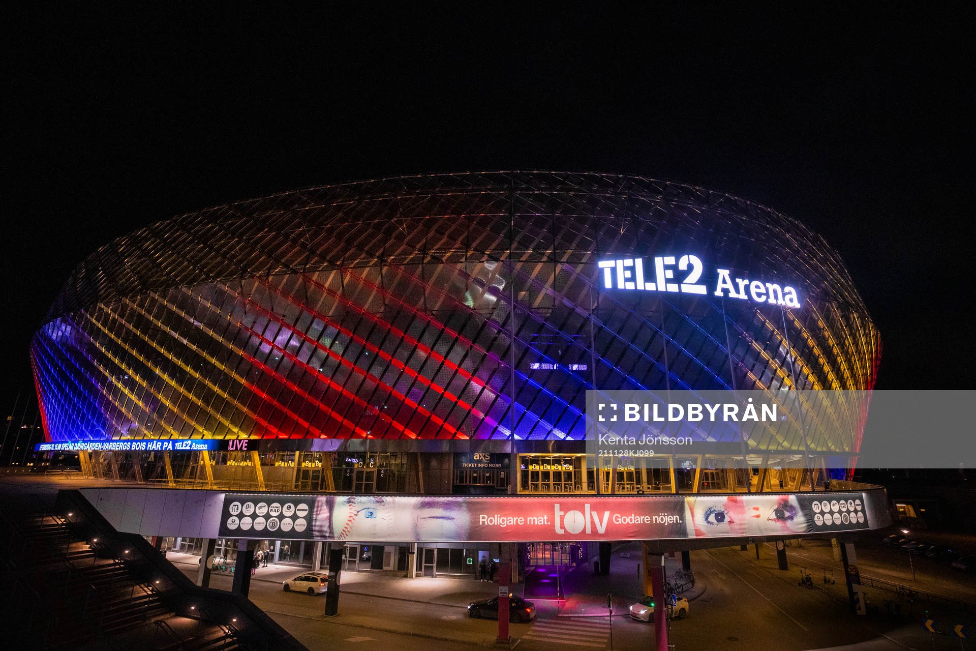 Tele2 Arena upplyst i Djurgårdens färger