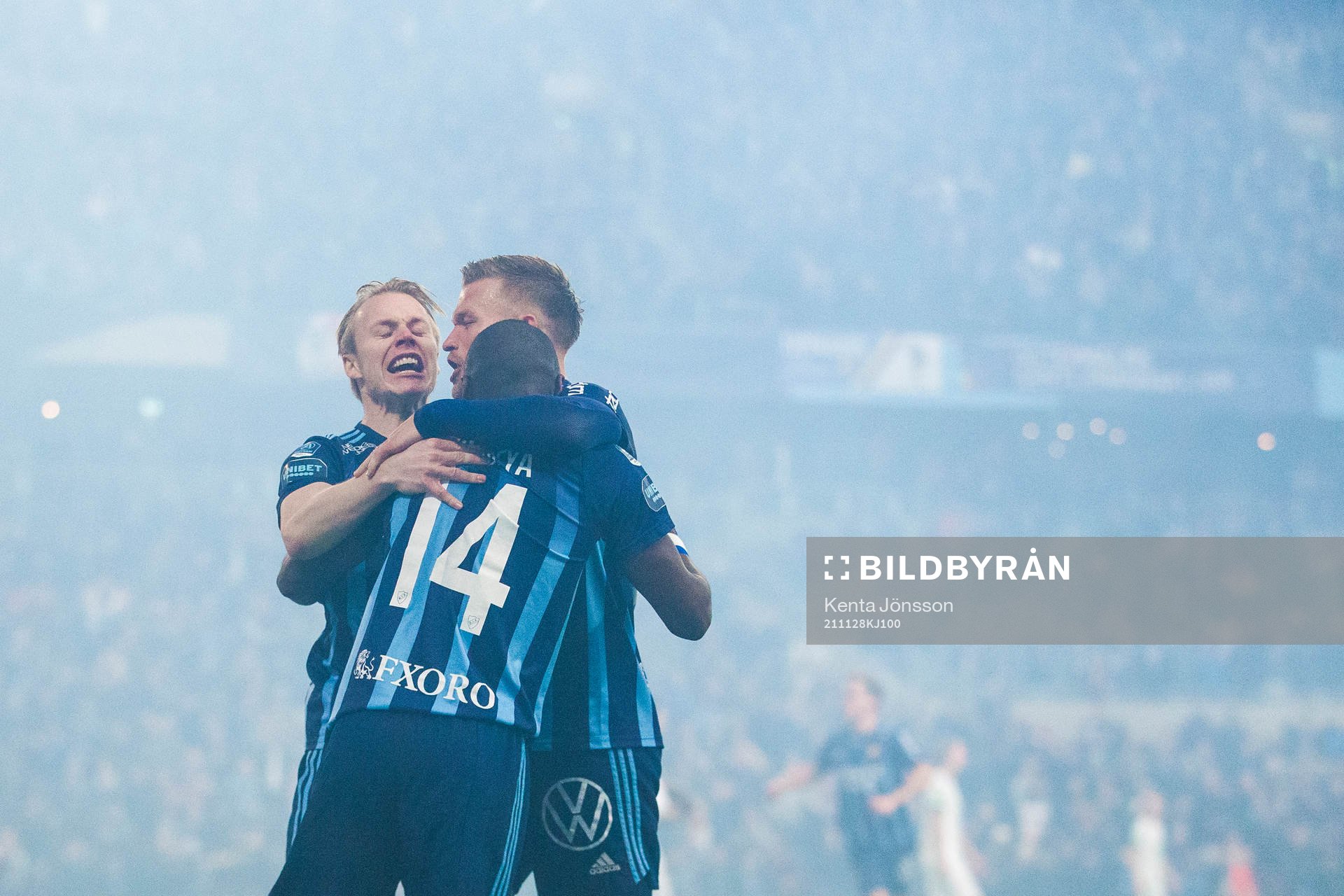 Djurgårdens Edward Chilufya jublar med Elliot Käck och