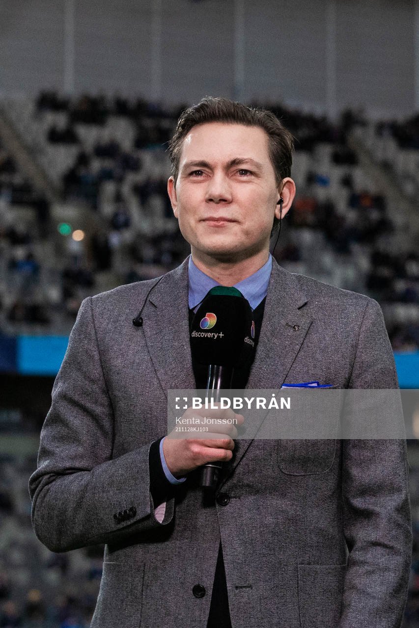 Discoverys kommentator Niklas Jarelind inför fotbollsmatchen i Allsvenskan mellan Djurgården och Varberg den 28 november 2021 i Stockholm.