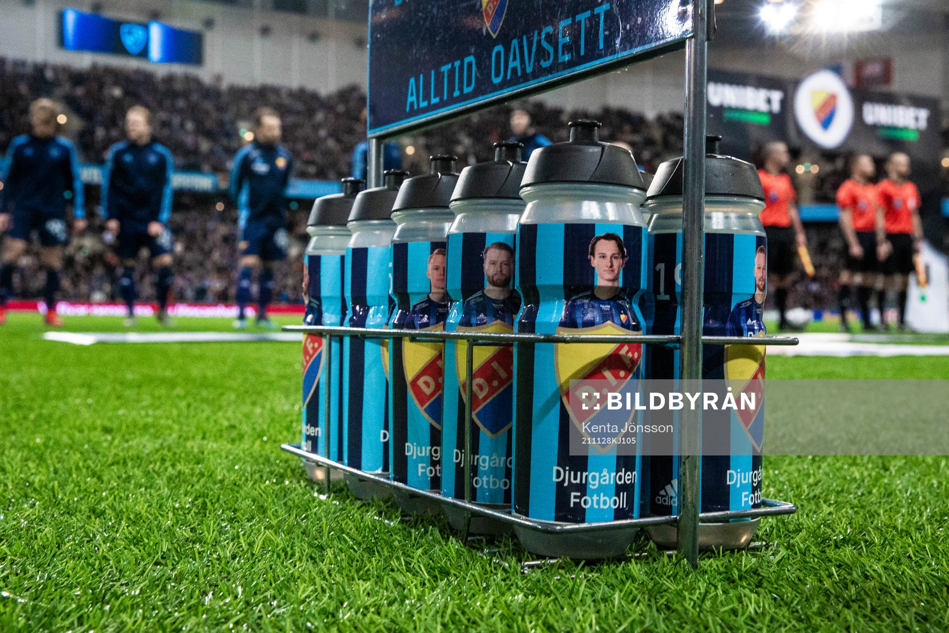 Vattenflaskor på konstgräset i Tele2 Arena