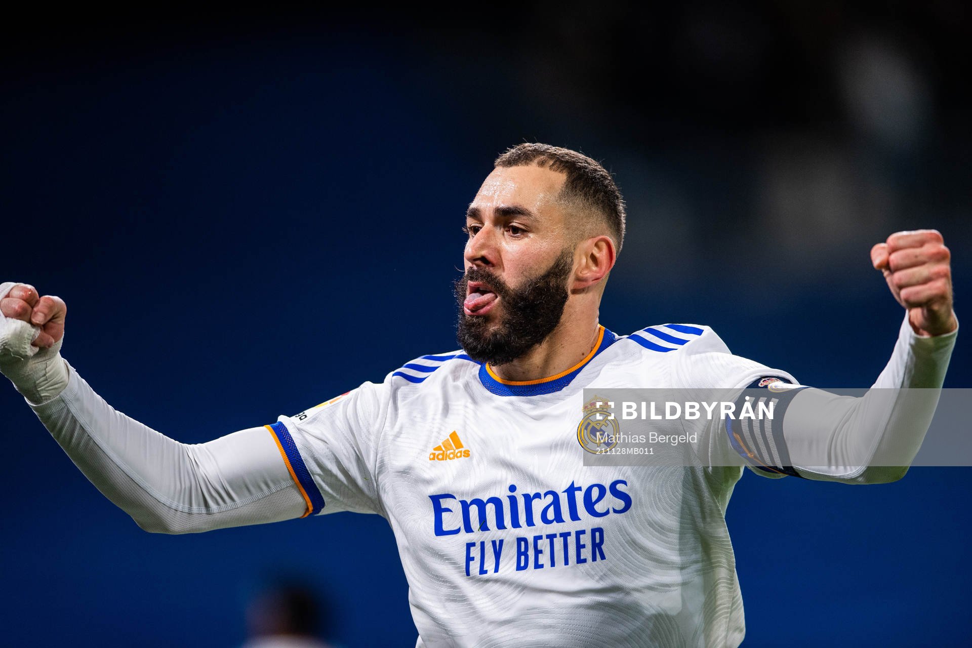 Karim Benzema of Real Madrid celebrates scoring 1-1