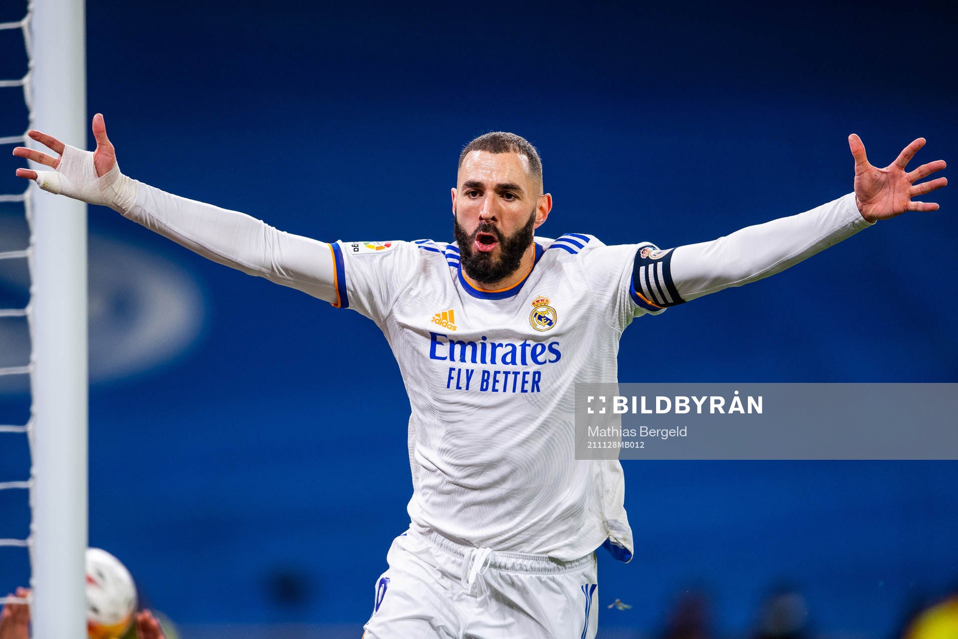Karim Benzema of Real Madrid celebrates scoring 1-1