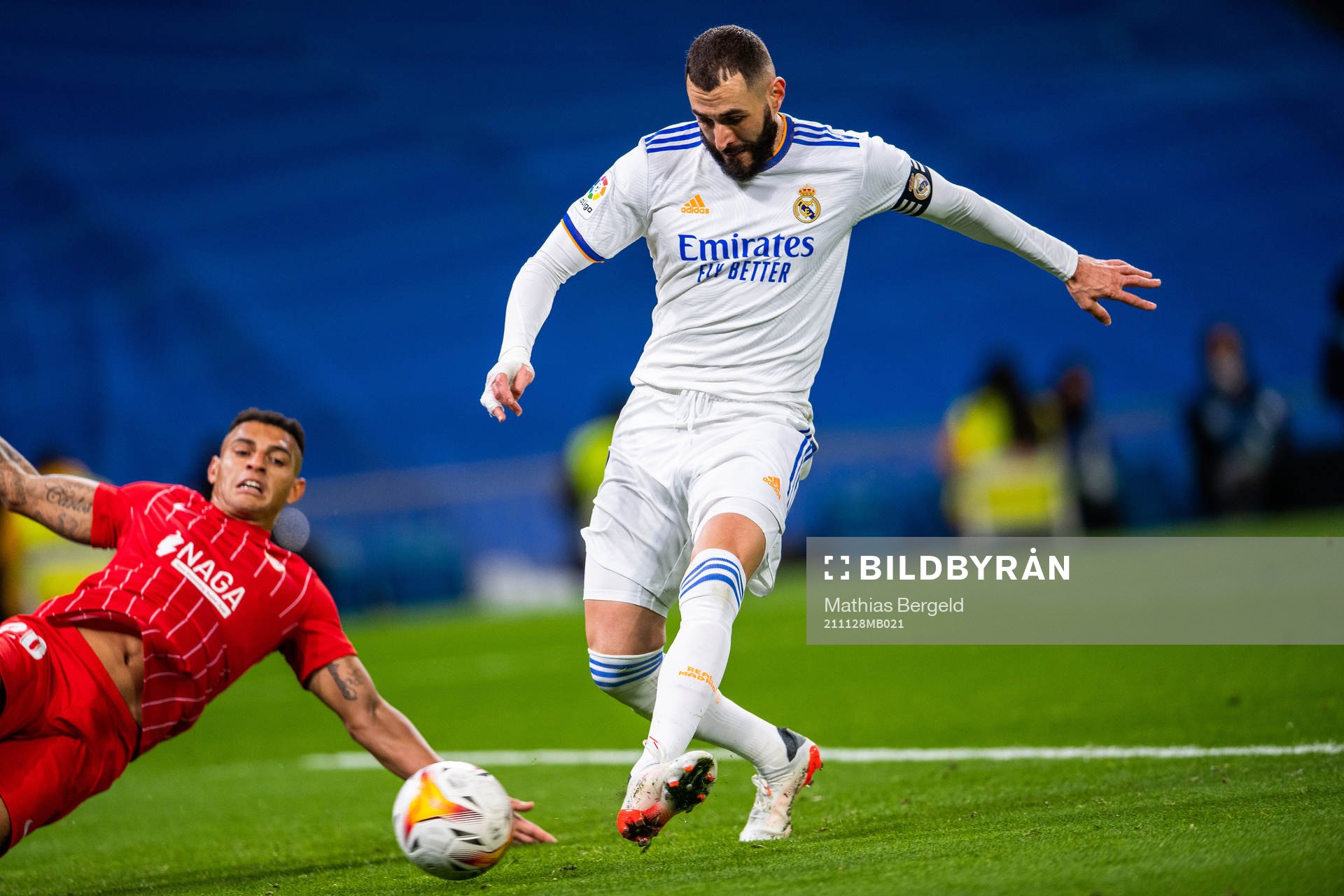 Karim Benzema of Real Madrid scores 1-1