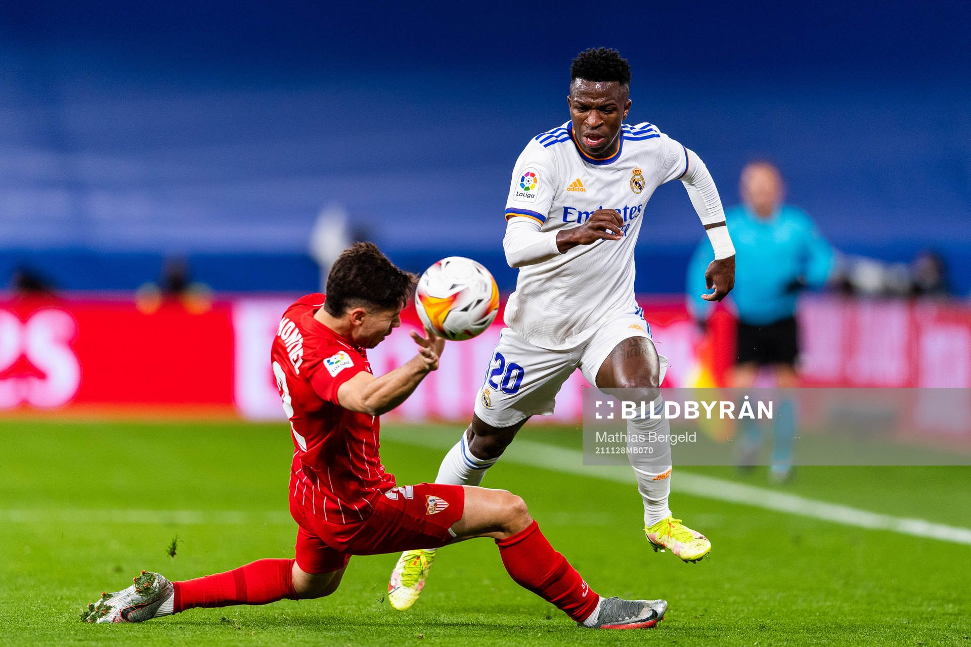 Gonzalo Montiel of Sevilla and Vinicius Junior of Real