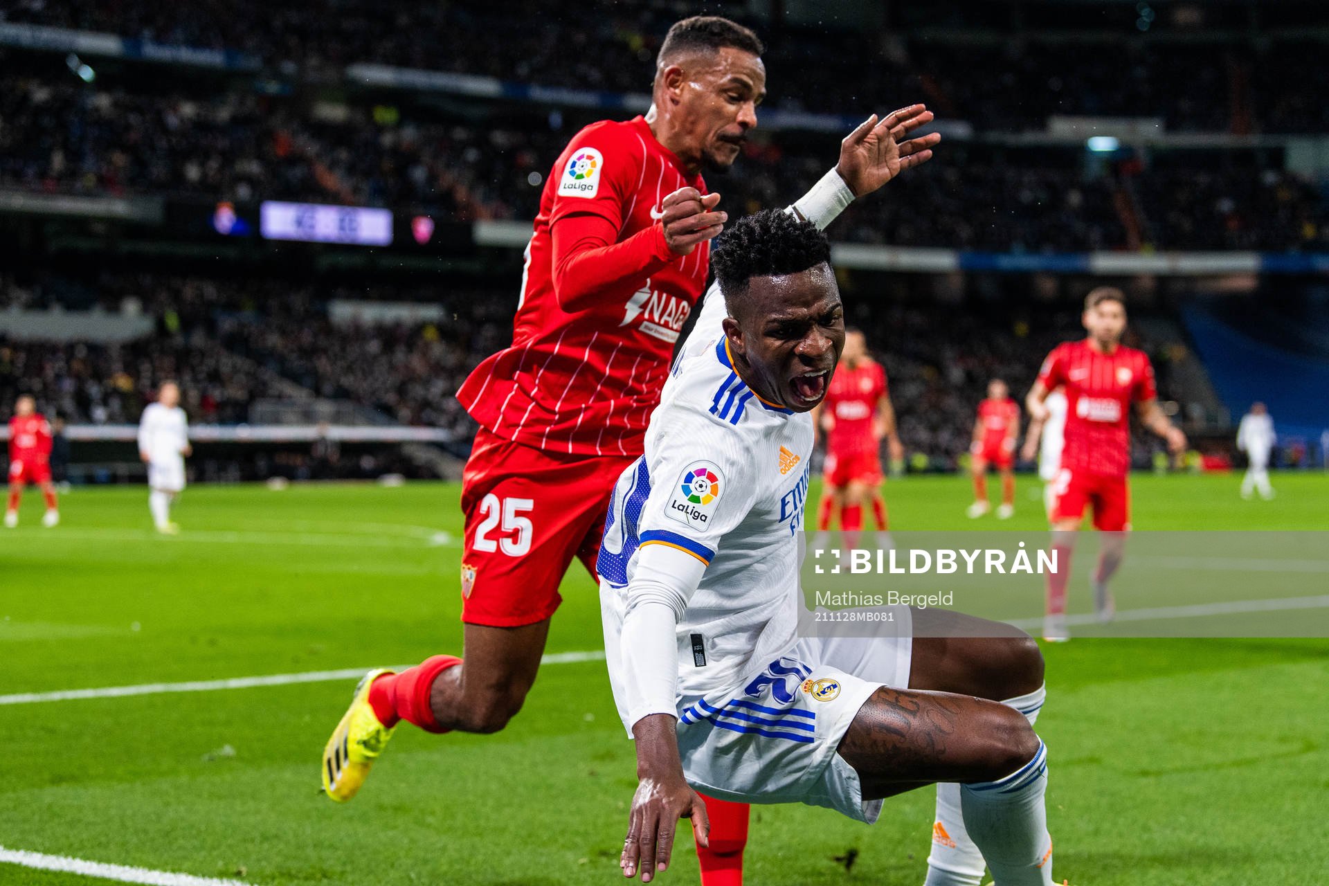 Fernando of Sevilla and Vinicius Junior of Real Madrid during the La Liga football match between Real Madrid and Sevilla on November 28, 2021 in Madrid.