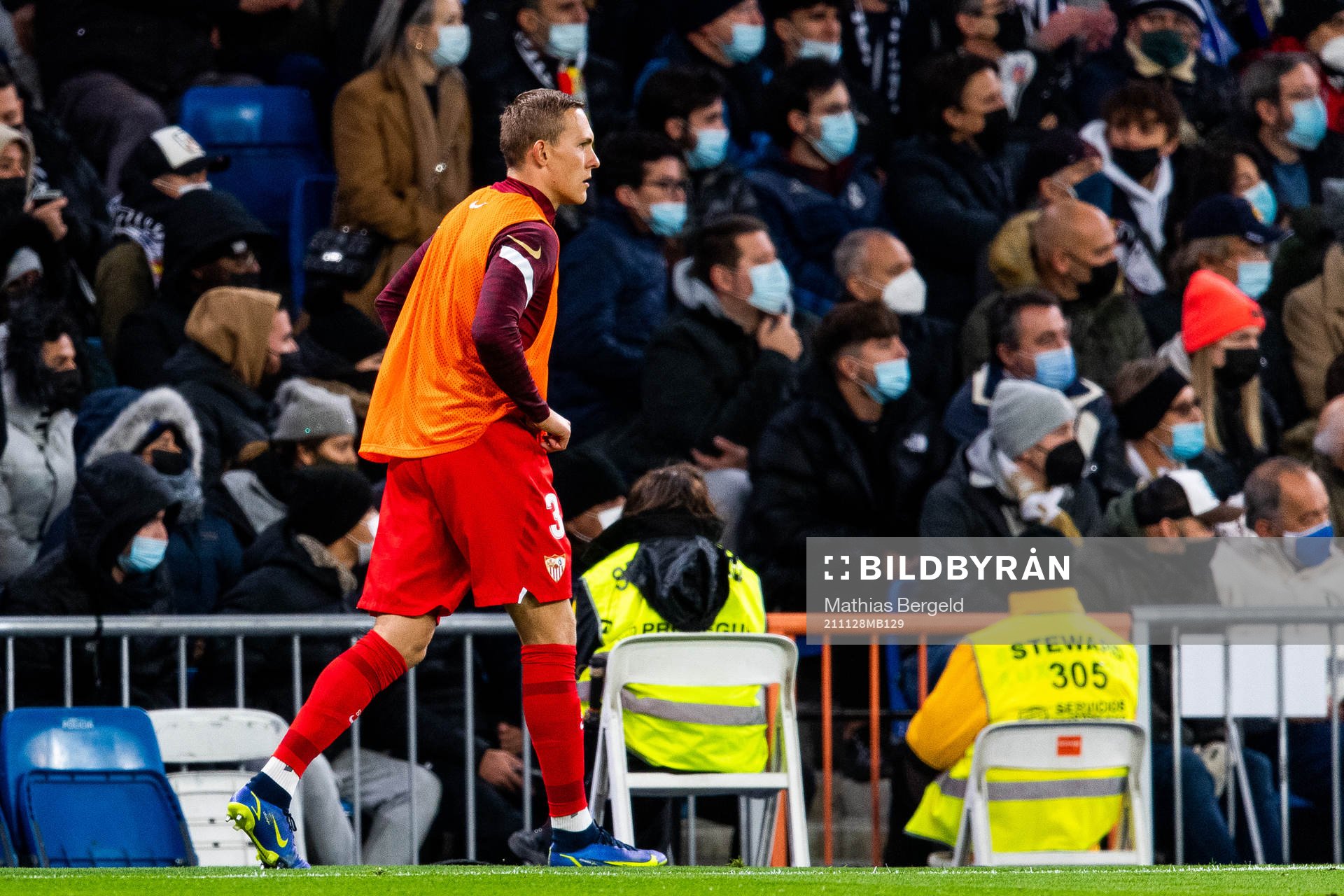 Ludwig Augustinsson of Sevilla warming up