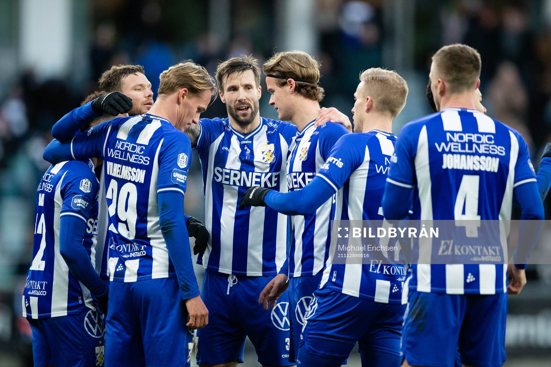 IFK Göteborgs Tobias Sana jublar med lagkamrater efter 2-0 under fotbollsmatchen i Allsvenskan mellan IFK Göteborg och Östersund den 28 november 2021 i Göteborg.