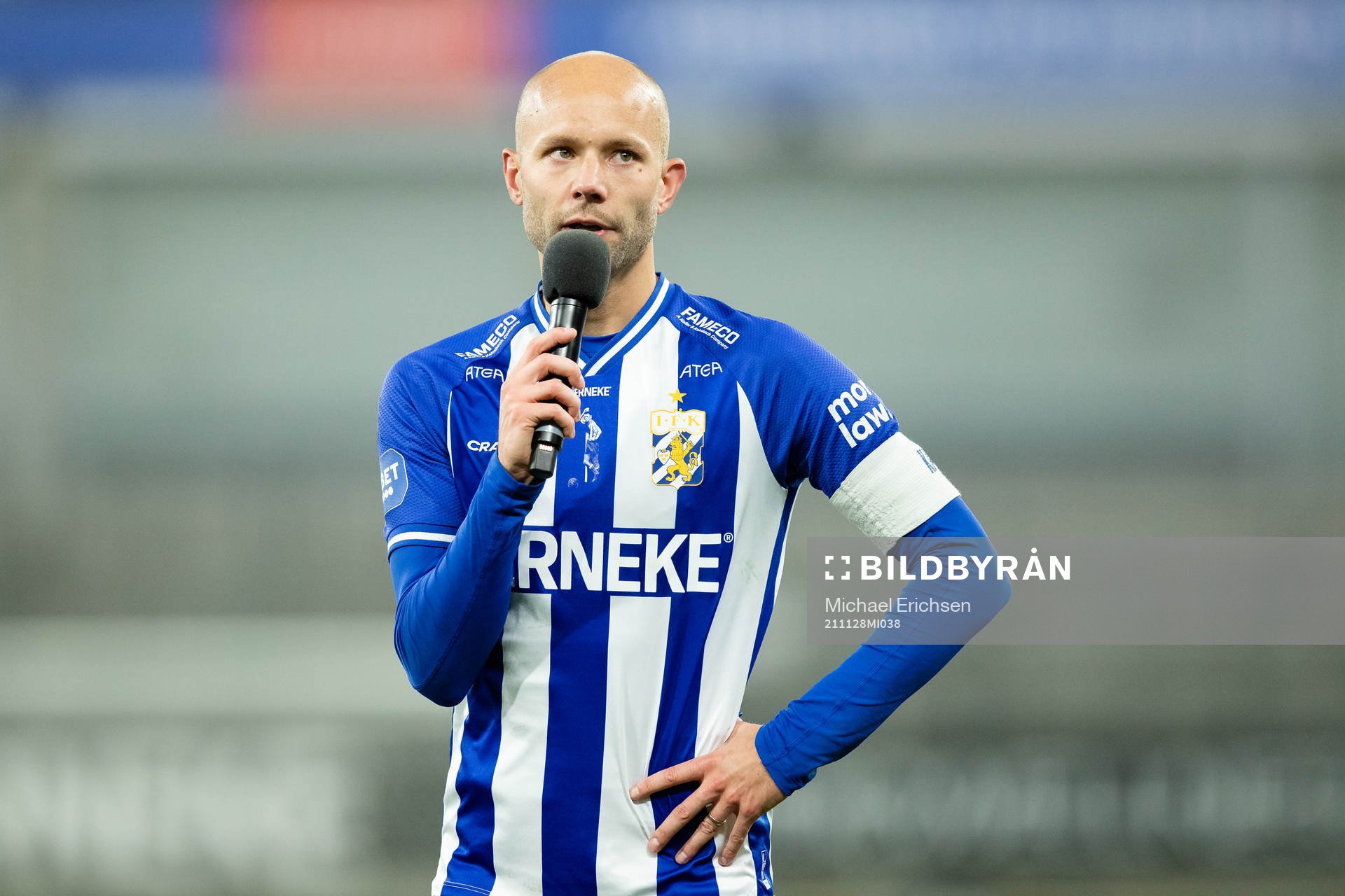 IFK Göteborgs Robin Söder tackas av efter sin sista match efter fotbollsmatchen i Allsvenskan mellan IFK Göteborg och Östersund den 28 november 2021 i Göteborg.