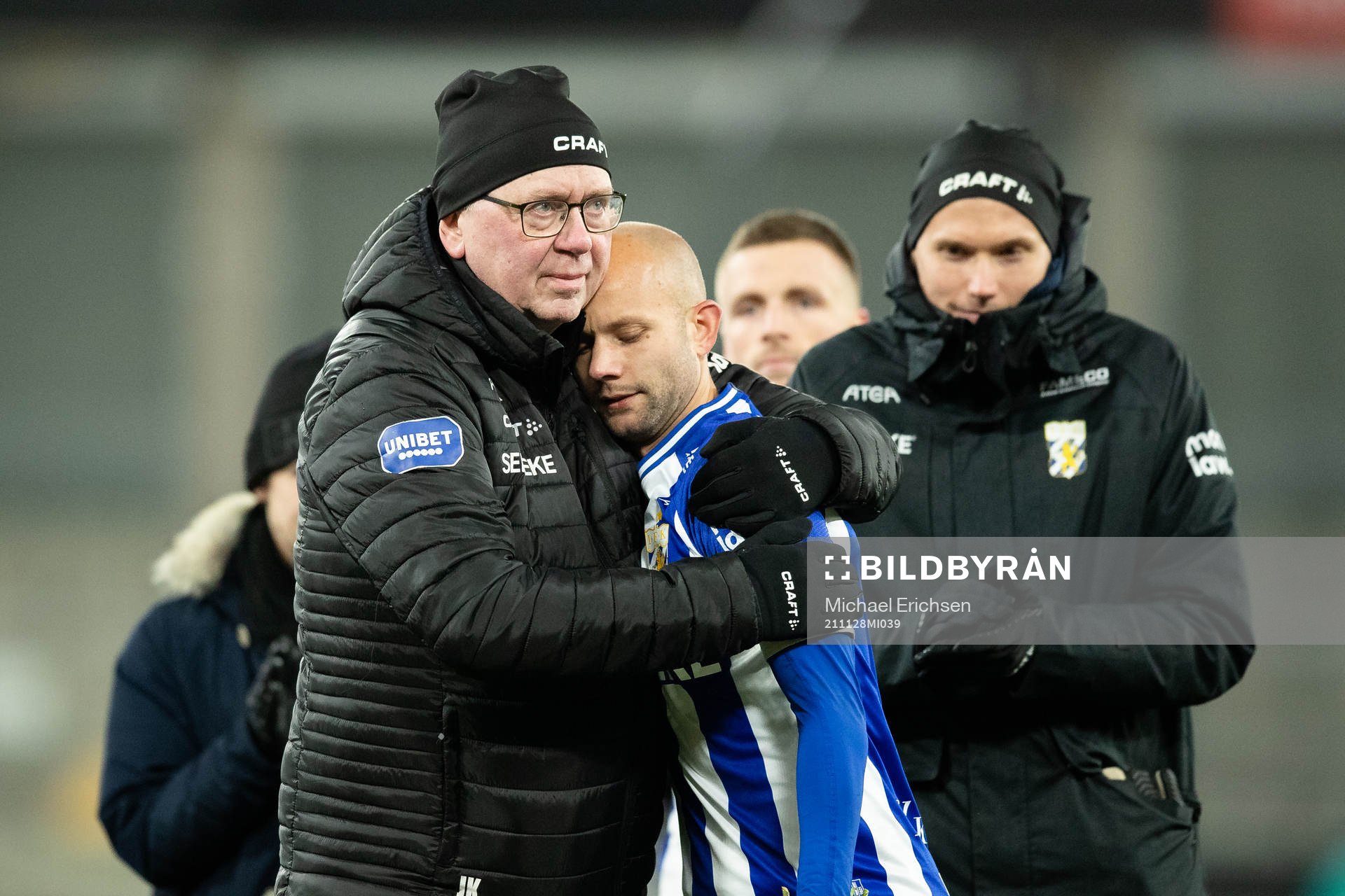 IFK Göteborgs läkare Jon Karlsson kramar om Robin Söder
