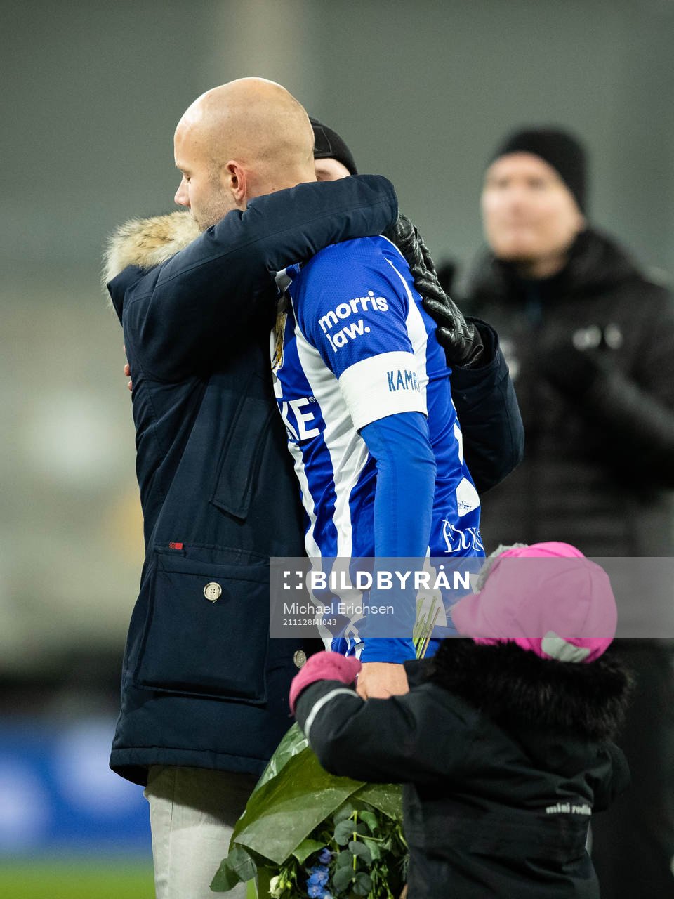 IFK Göteborgs Patrik Karlsson Lagemyr kramar om Robin Söder när han tackas av efter sin sista match efter fotbollsmatchen i Allsvenskan mellan IFK Göteborg och Östersund den 28 november 2021 i Göteborg.