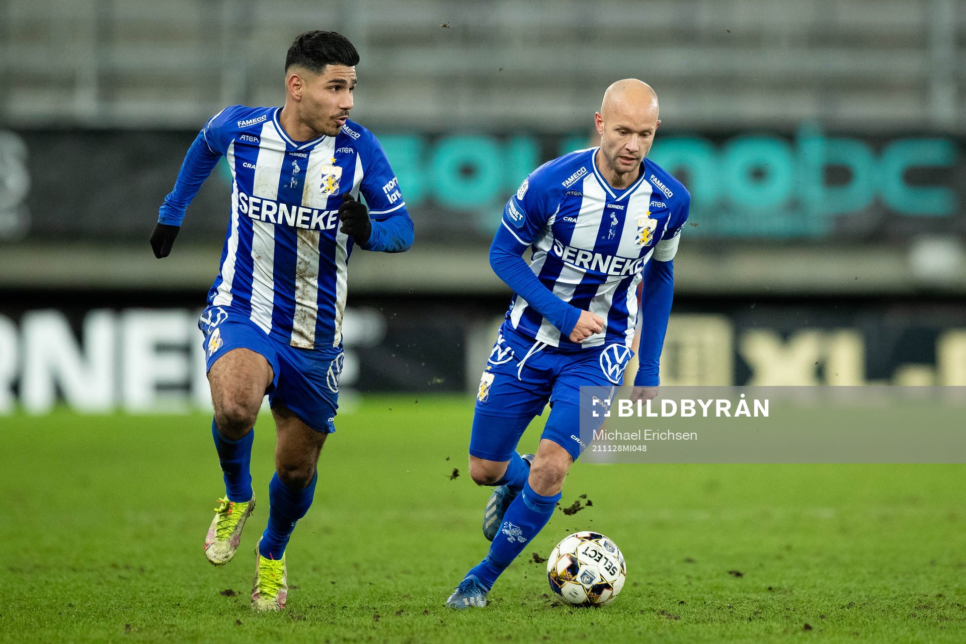 IFK Göteborgs Hosam Aiesh och Robin Söder under fotbollsmatchen i Allsvenskan mellan IFK Göteborg och Östersund den 28 november 2021 i Göteborg.