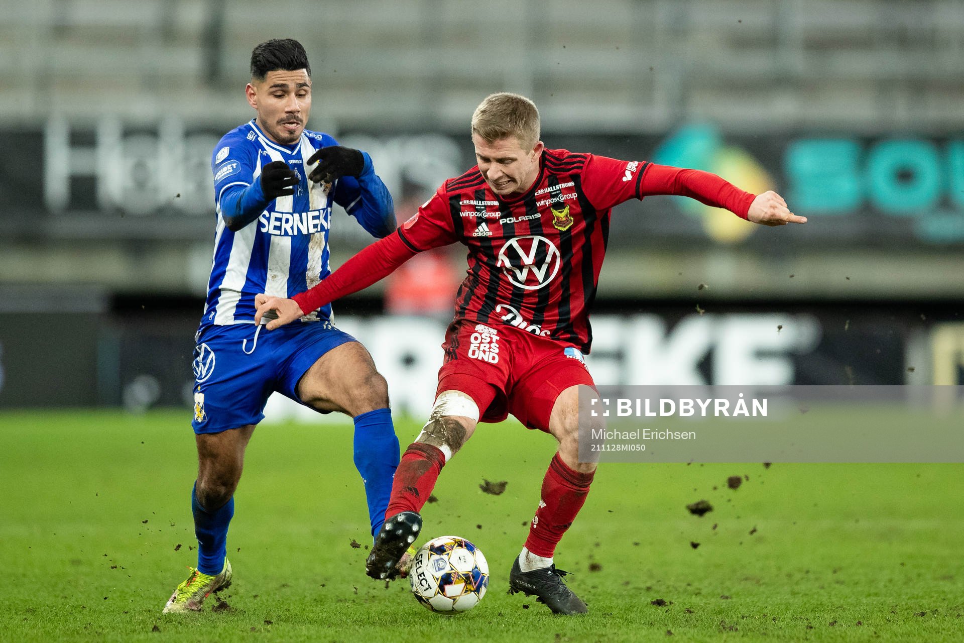 IFK Göteborgs Hosam Aiesh och Östersunds Ludvig Fritzson under fotbollsmatchen i Allsvenskan mellan IFK Göteborg och Östersund den 28 november 2021 i Göteborg.