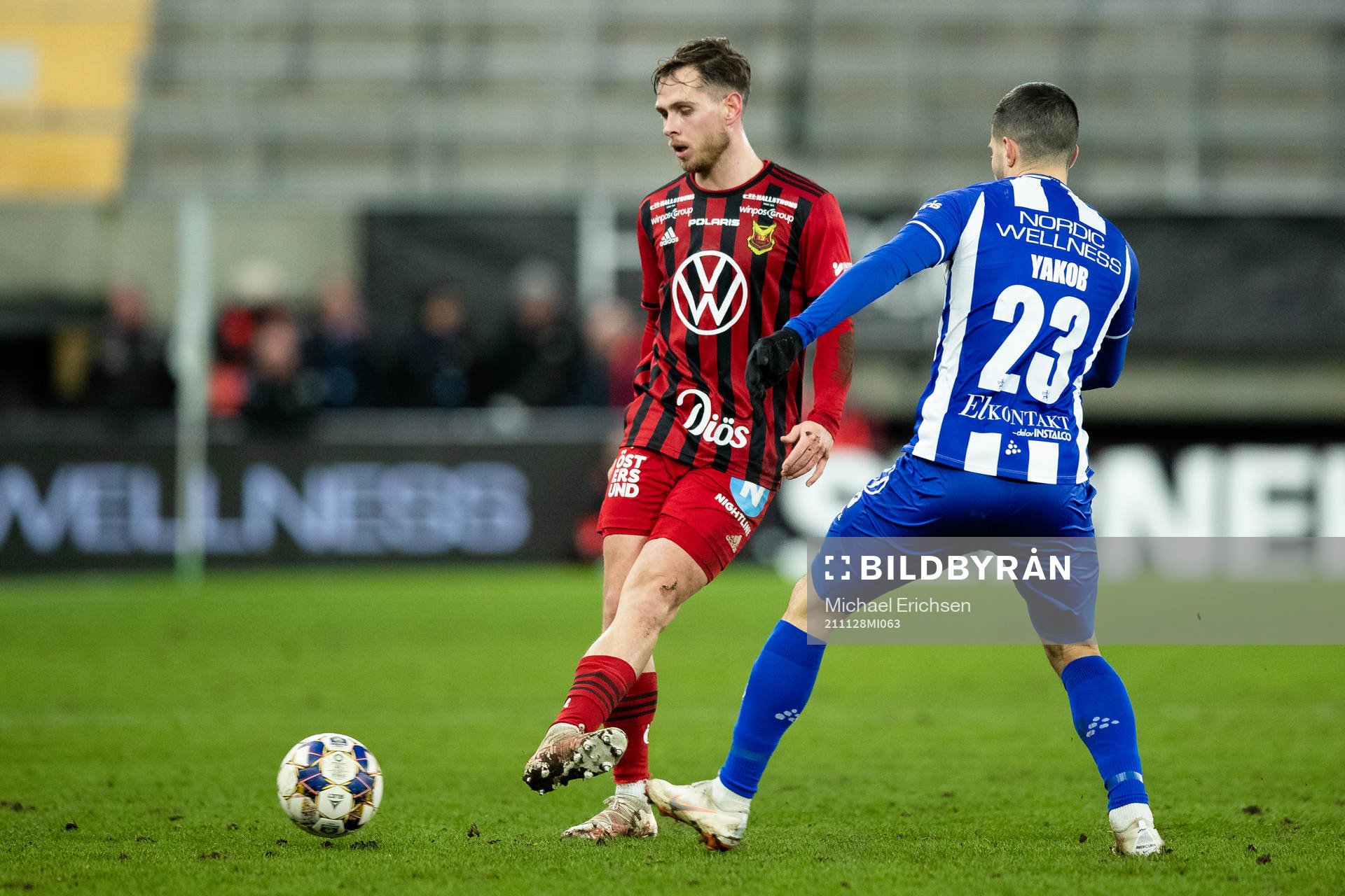 Östersunds Charlie Colkett och IFK Göteborgs Kevin Yakob