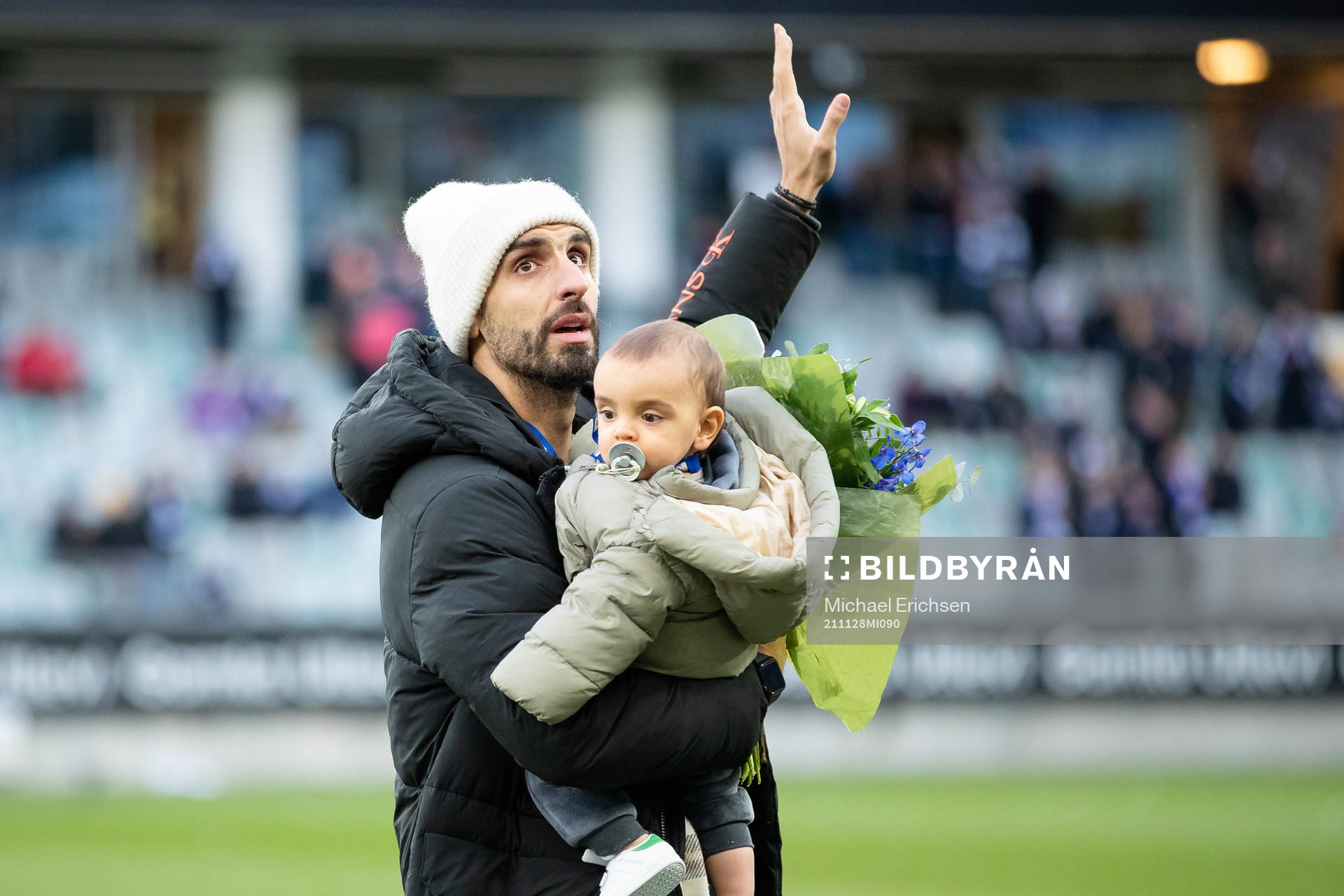 IFK Göteborgs målvakt Giannis Anestis tackas av innan