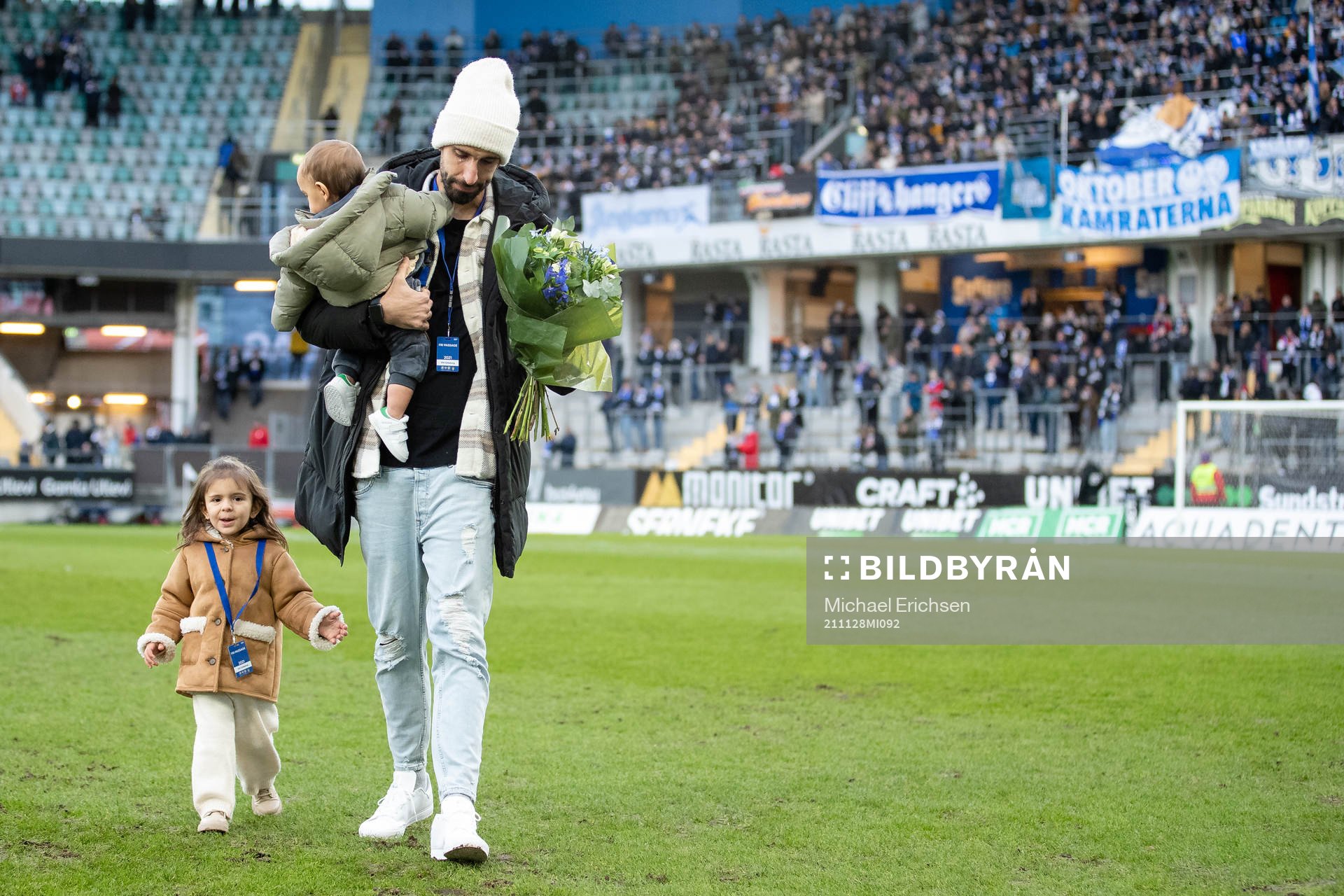 IFK Göteborgs målvakt Giannis Anestis tackas av innan fotbollsmatchen i Allsvenskan mellan IFK Göteborg och Östersund den 28 november 2021 i Göteborg.