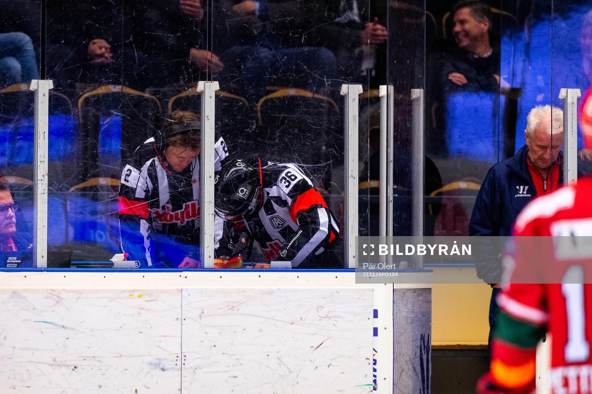 Domare Olov Lundqvist och Fredrik Rönnberg videogranskar