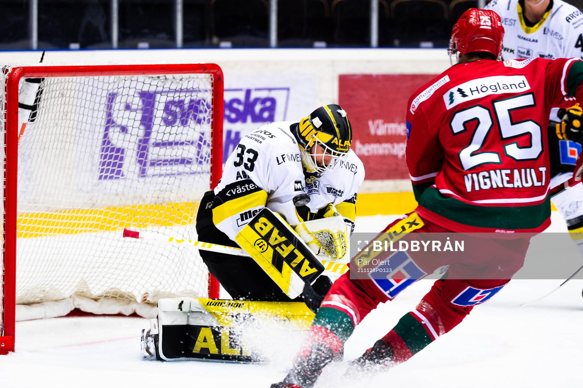 Västerås målvakt Linus Ryttar och Modos Sam Vigneault