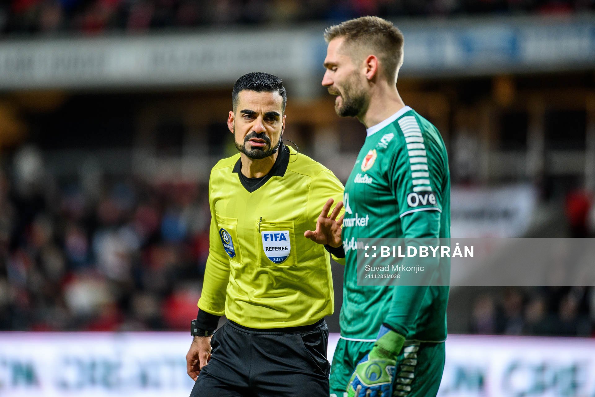 Domare Mohammed Al-Hakim och Kalmars målvakt Lucas Hägg