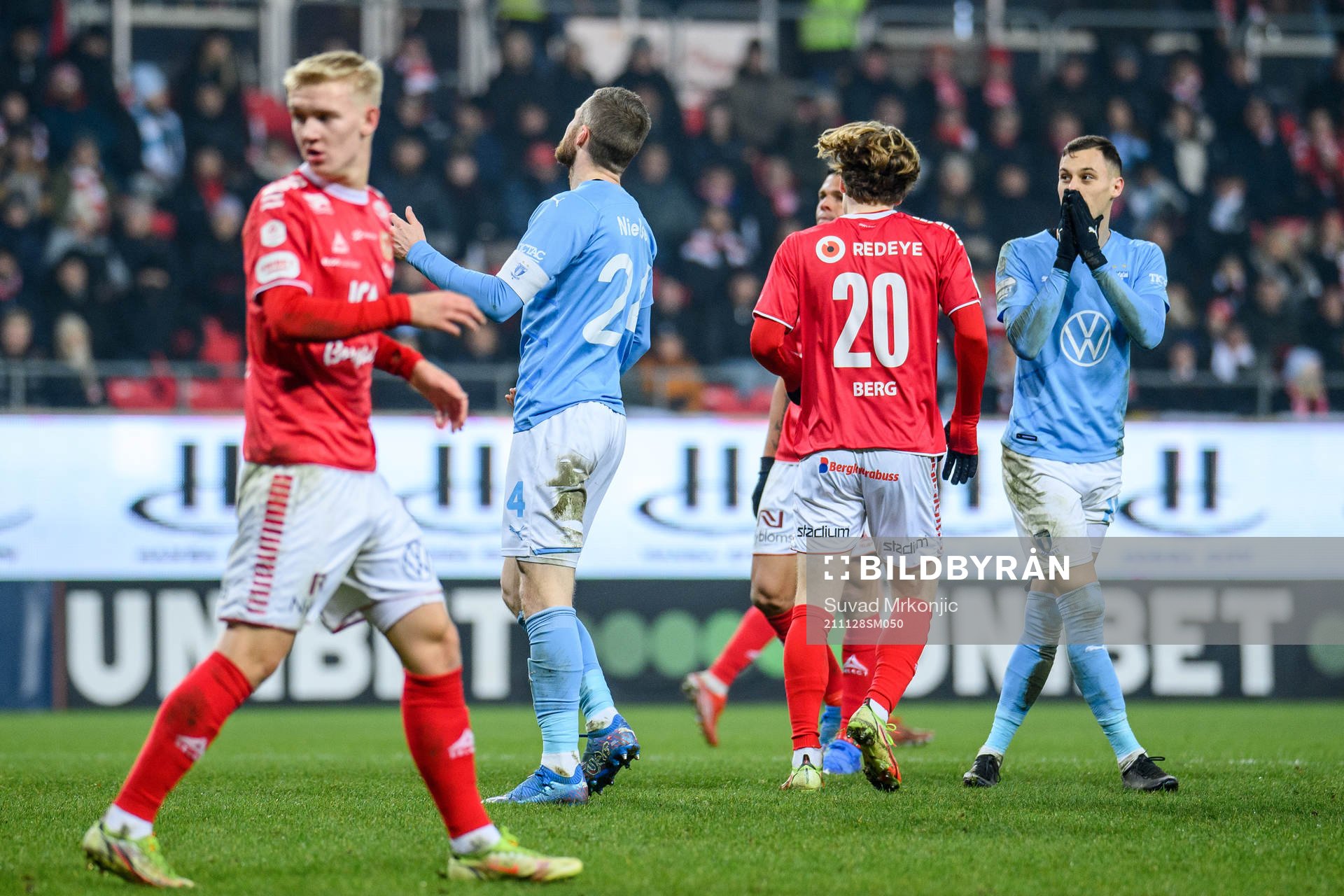 Malmö FFs Lasse Nielsen och Anel Ahmedhodzic deppar