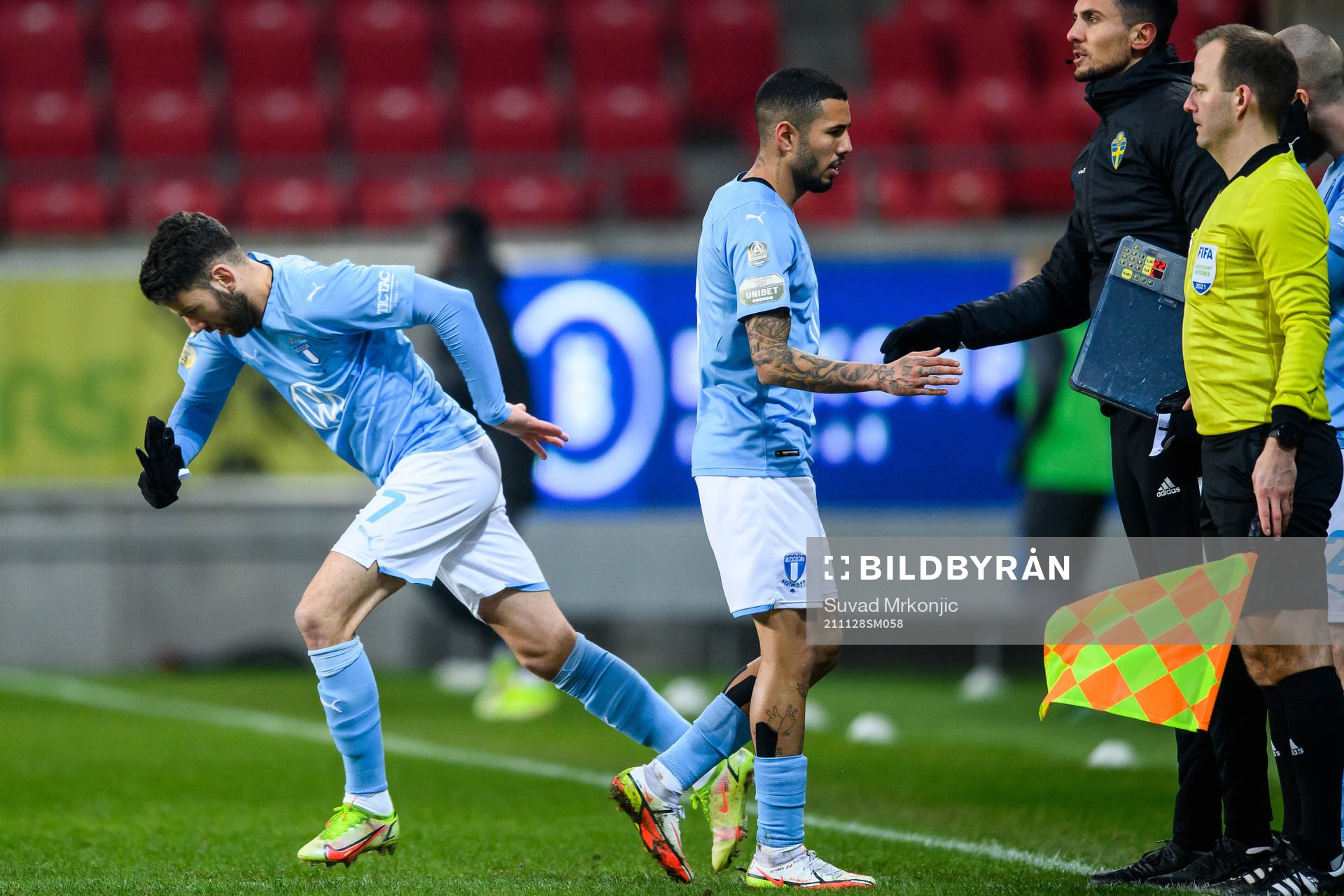 Malmö FFs Sergio Pena byts ut mot Erdal Rakip under fotbollsmatchen i Allsvenskan mellan Kalmar och Malmö FF den 28 november 2021 i Kalmar.