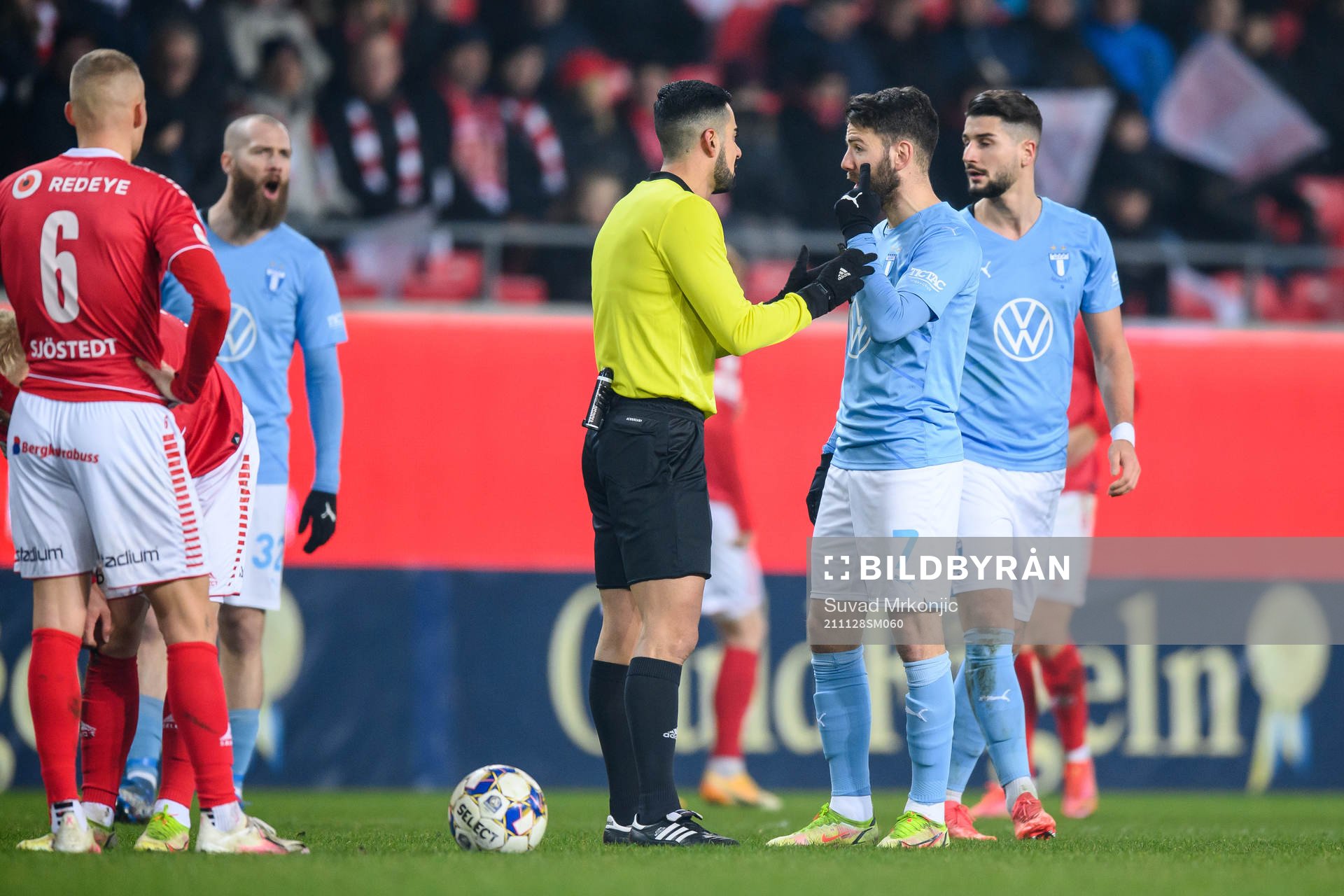 Domare Mohammed Al-Hakim och Malmö FFs Erdal Rakip