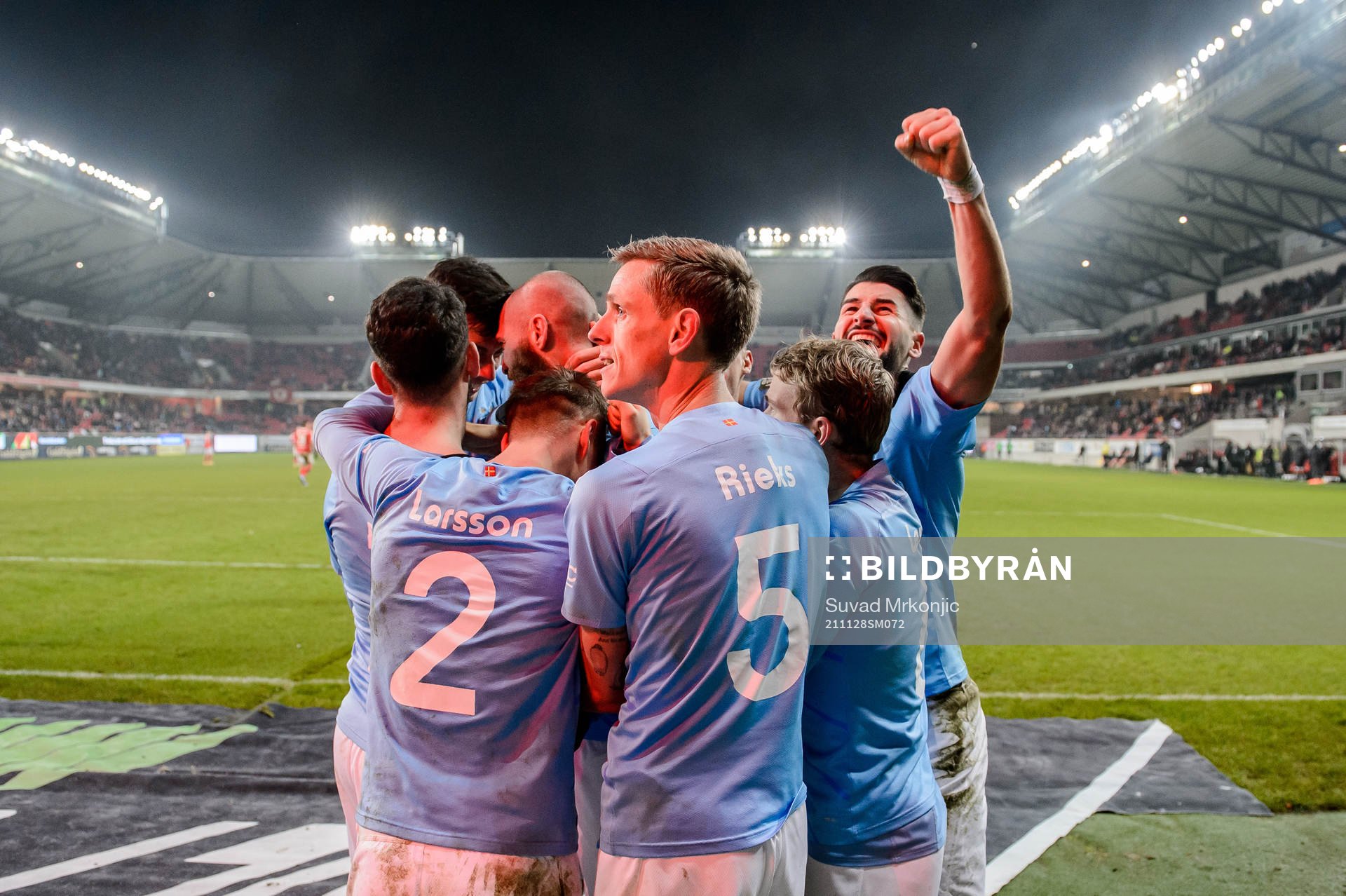 Malmö FFs spelare jublar efter 0-1 av Jo Inge Berget under fotbollsmatchen i Allsvenskan mellan Kalmar och Malmö FF den 28 november 2021 i Kalmar.