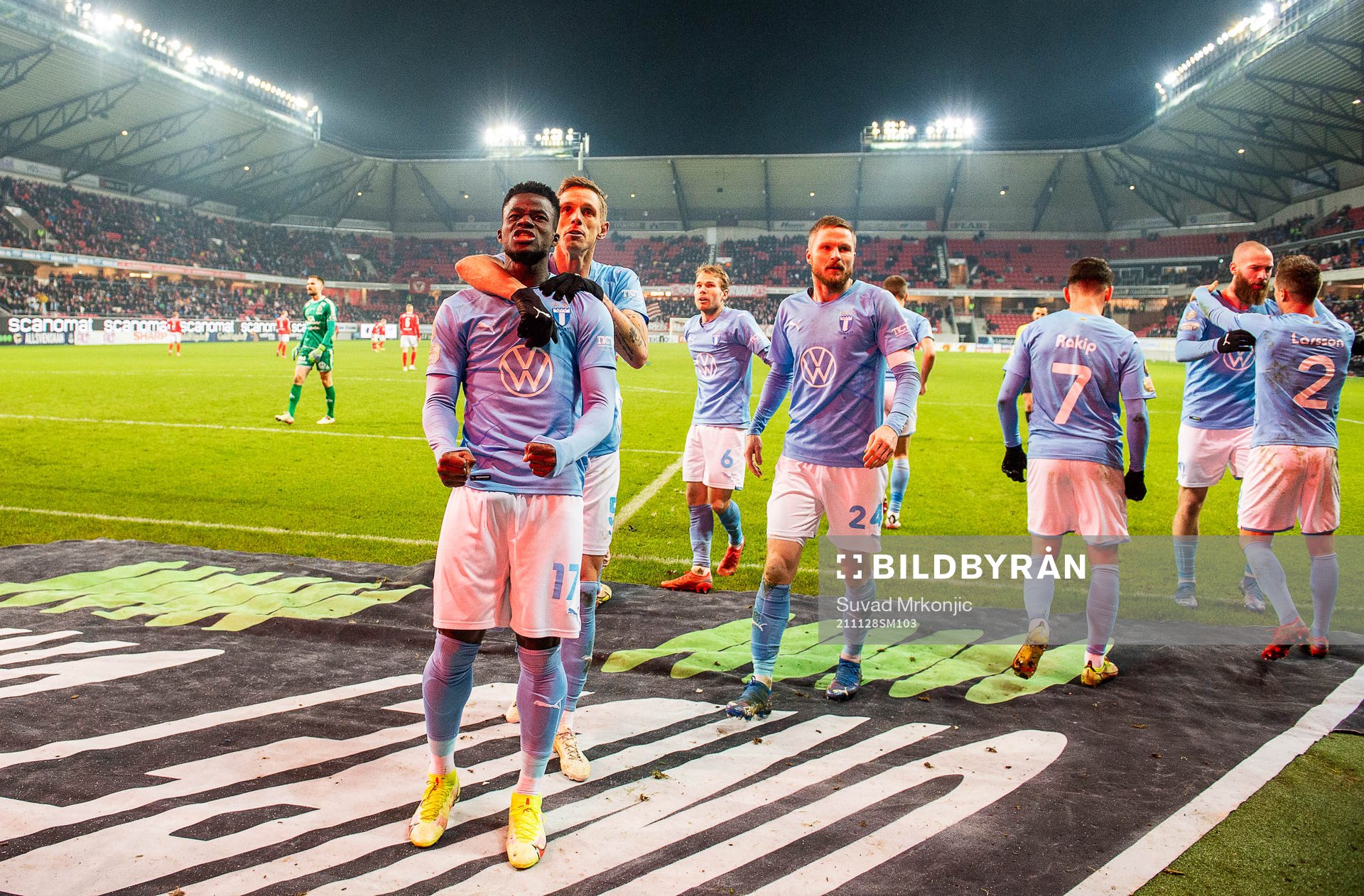 Malmös Malik Abubakari och Sören Rieks jublar med lagkamrater efter Jo Inge Berget 0-1 mål under fotbollsmatchen i Allsvenskan mellan Kalmar och Malmö FF den 28 november 2021 i Kalmar.
