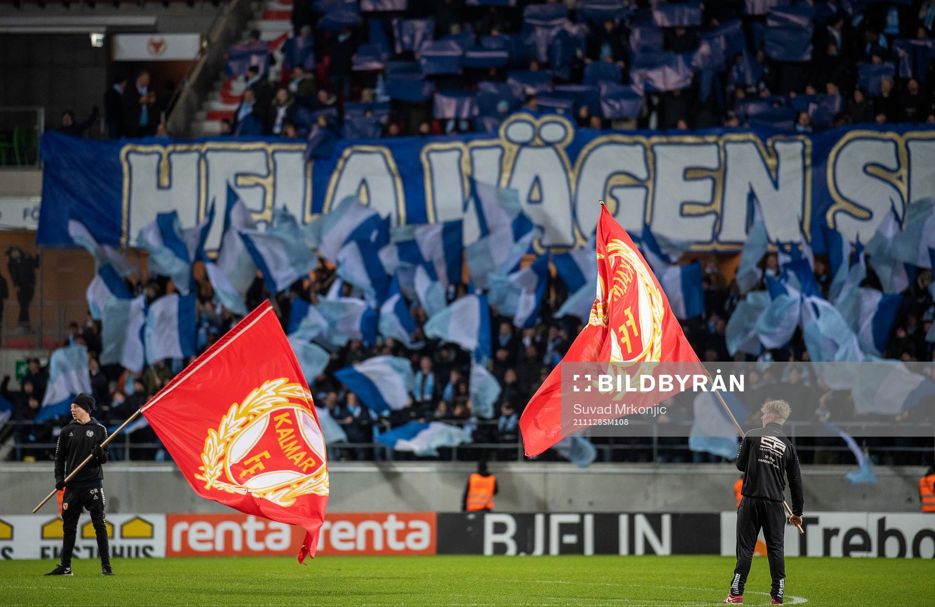 Kalmarflaggor mot en fond av Malmö FFs tifo
