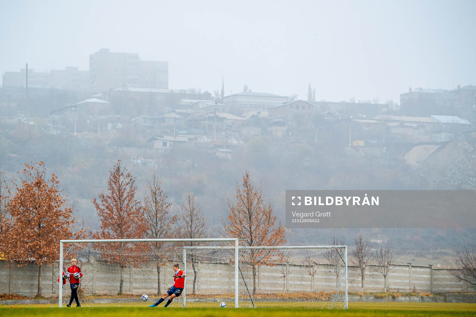 Goalkeepers Guro Pettersen and Cecilie Fiskerstrand of the