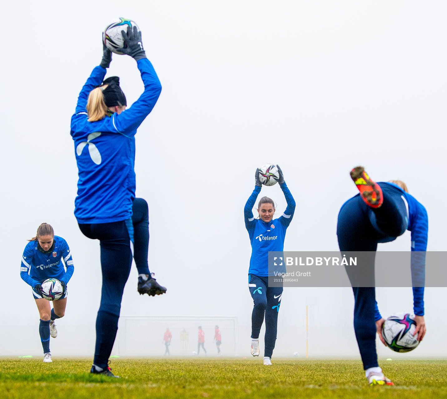 Guro Reiten, Vilde Bøe Risa and players of the Norwegian
