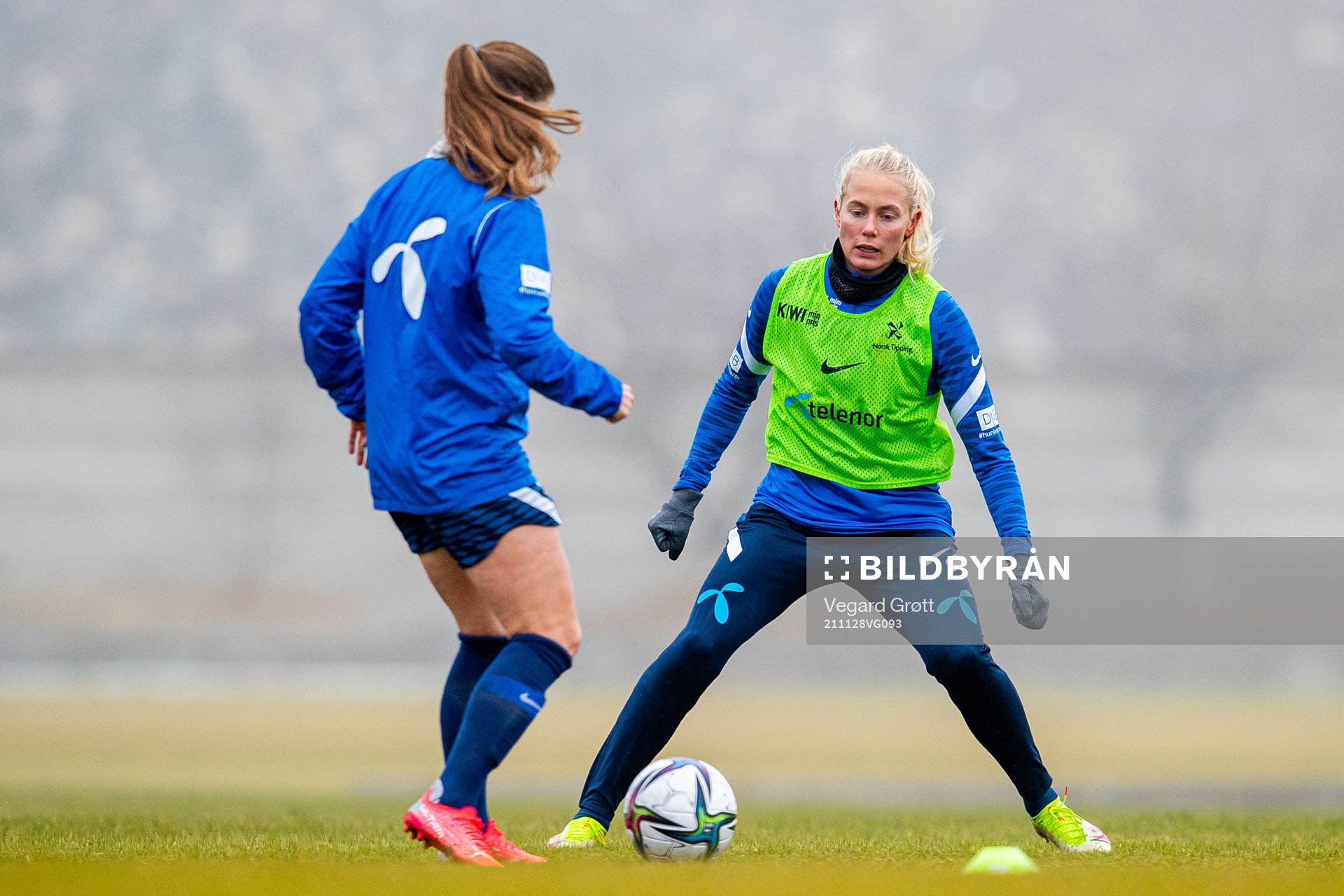 Maren Mjelde and Guro Bergsvand of the Norwegian women's
