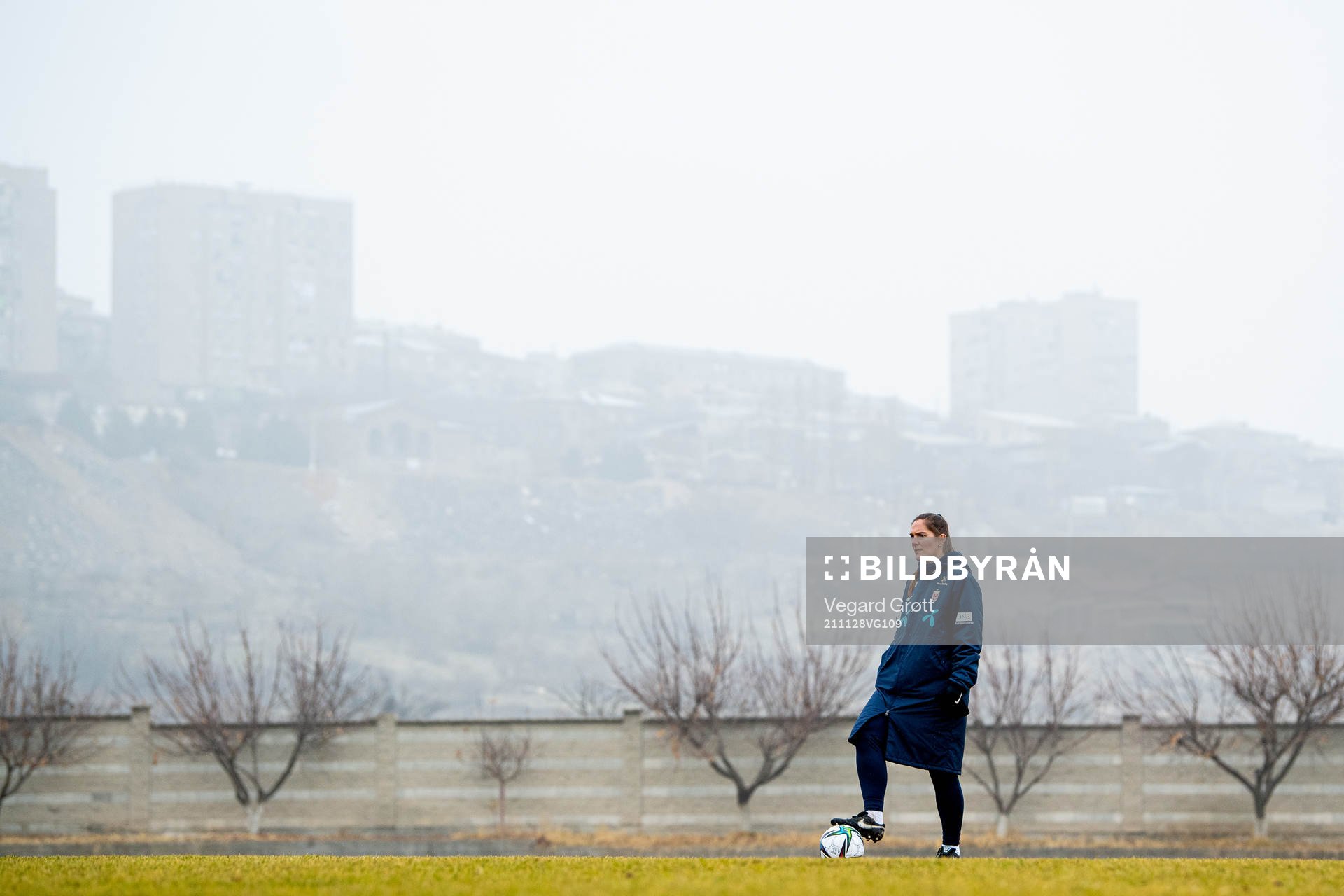 Randi Himle, kit manager of the Norwegian women's national football team, during a training session on November 28, 2021 in Yerevan.