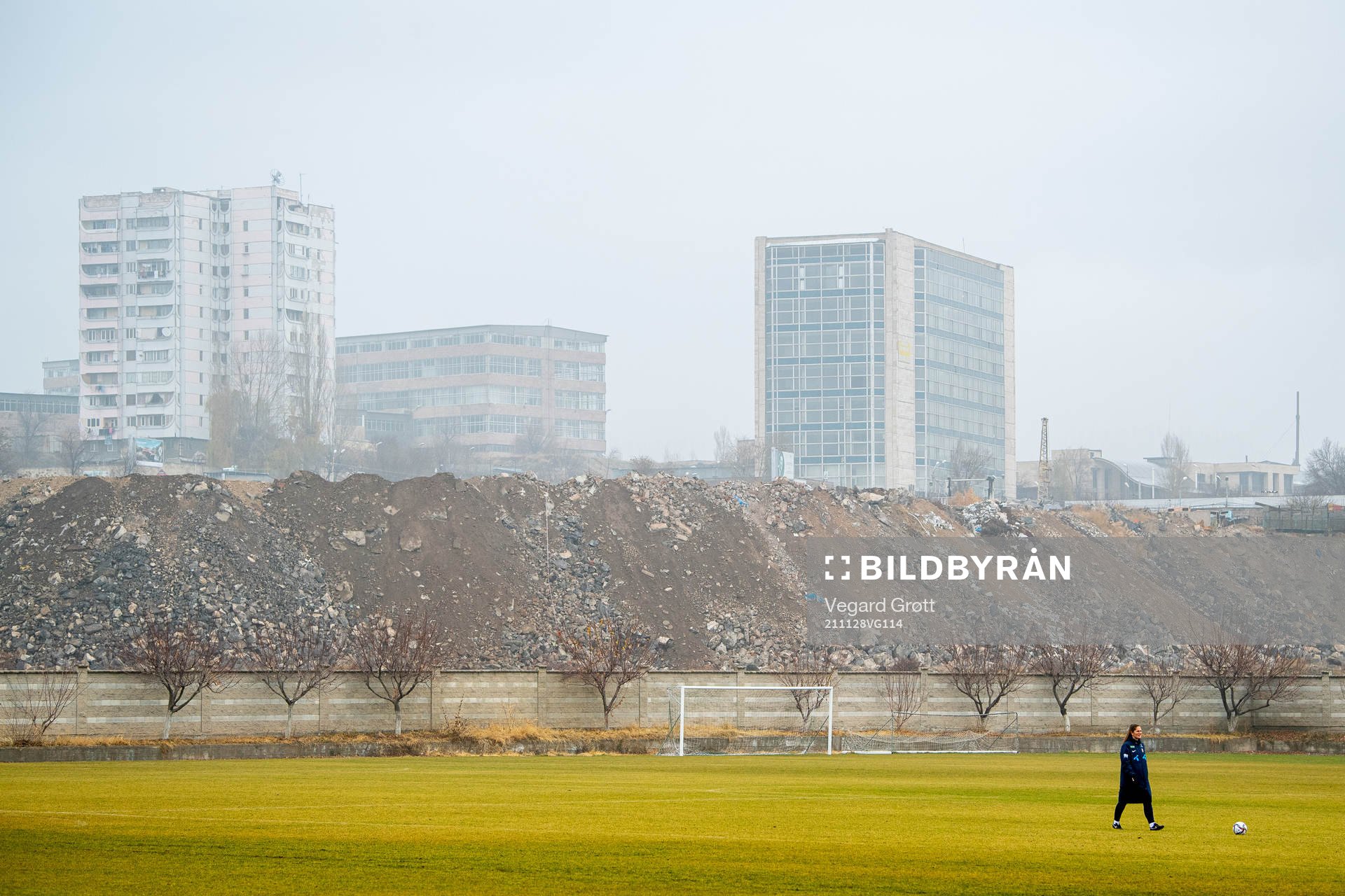 Randi Himle, kit manager of the Norwegian women's national football team, during a training session on November 28, 2021 in Yerevan.