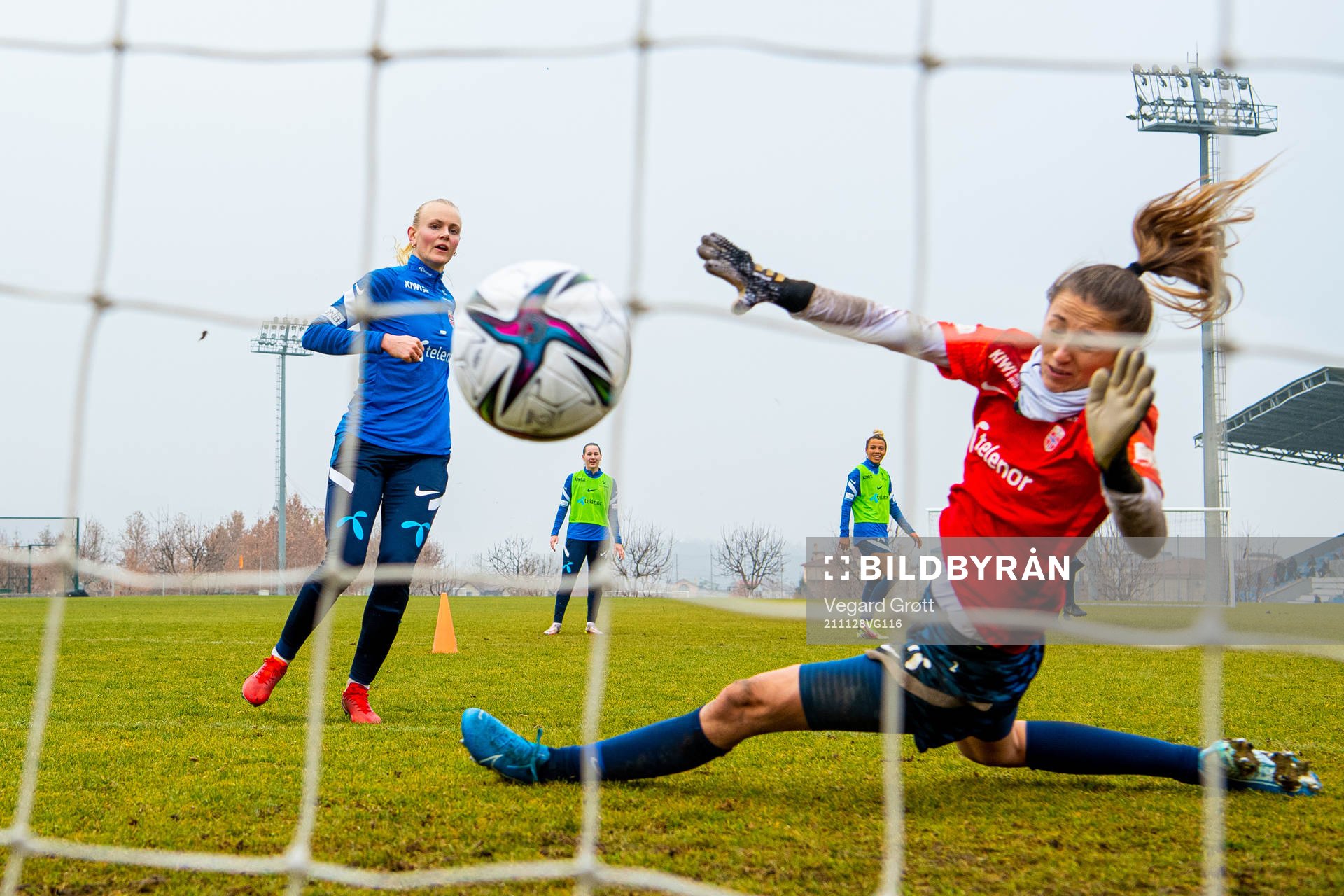 Karina Sævik and goalkeeper Cecilie Fiskerstrand of the