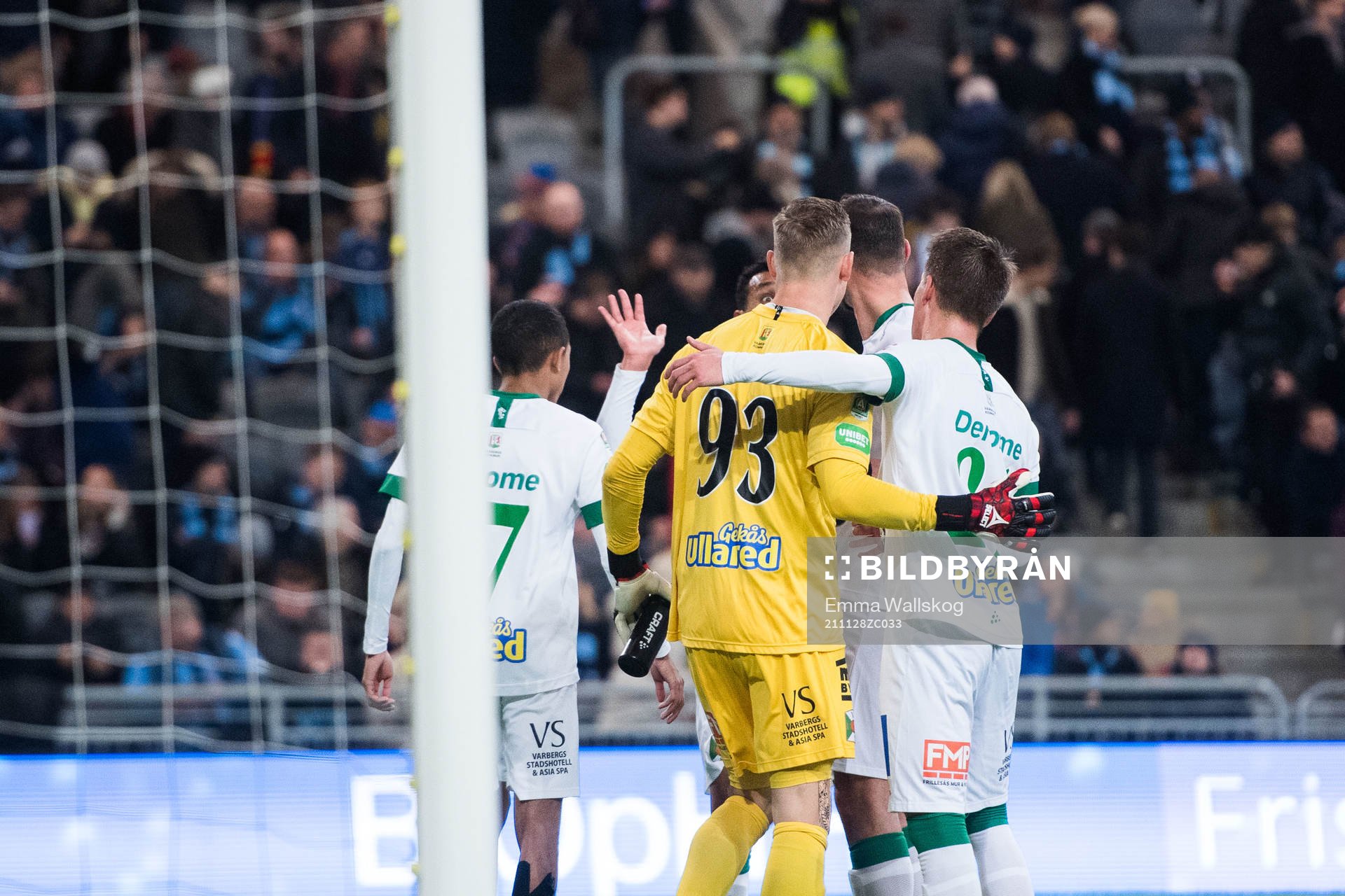Varbergs målvakt Philip Mårtensson jublar