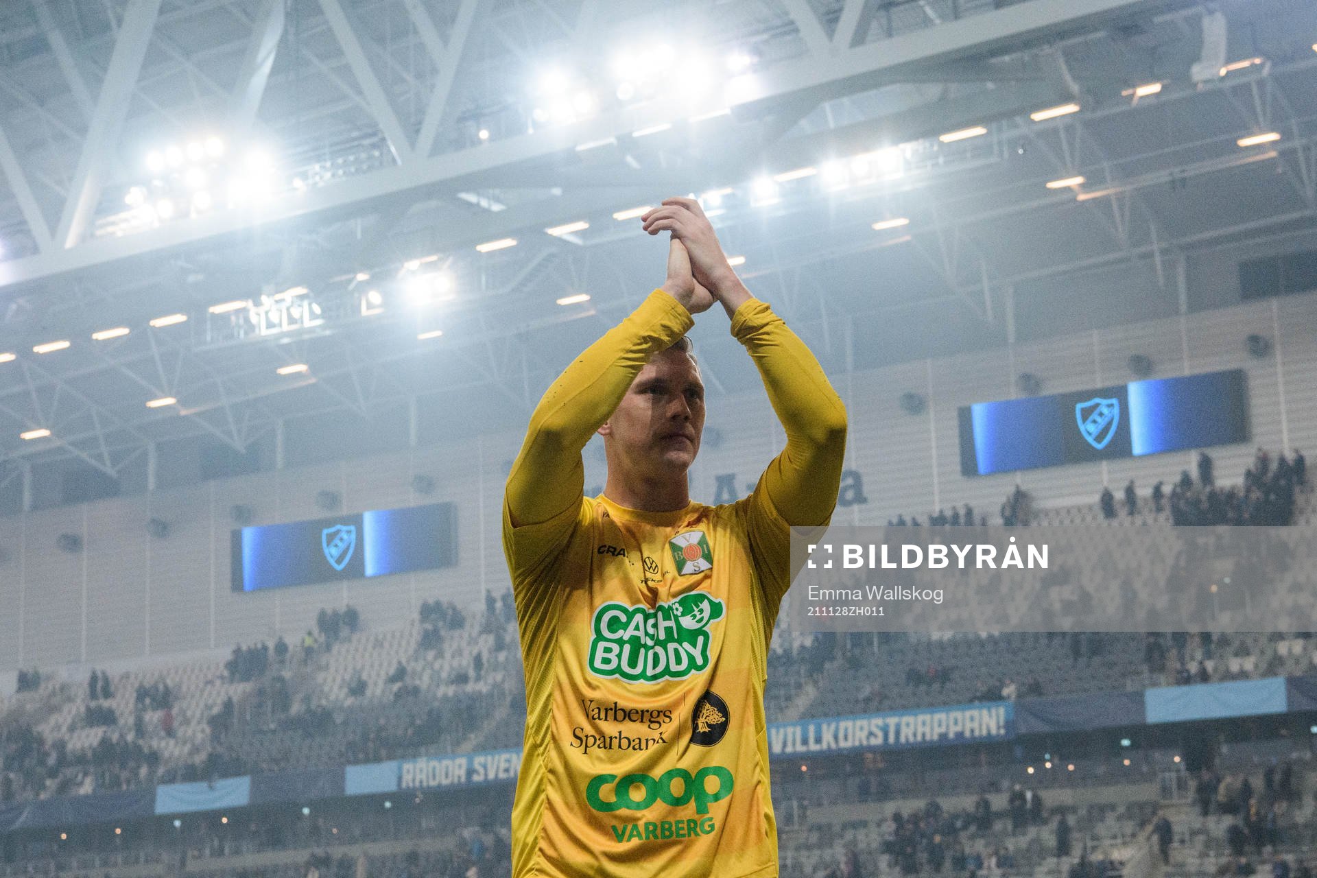 Varbergs målvakt Philip Mårtensson jublar