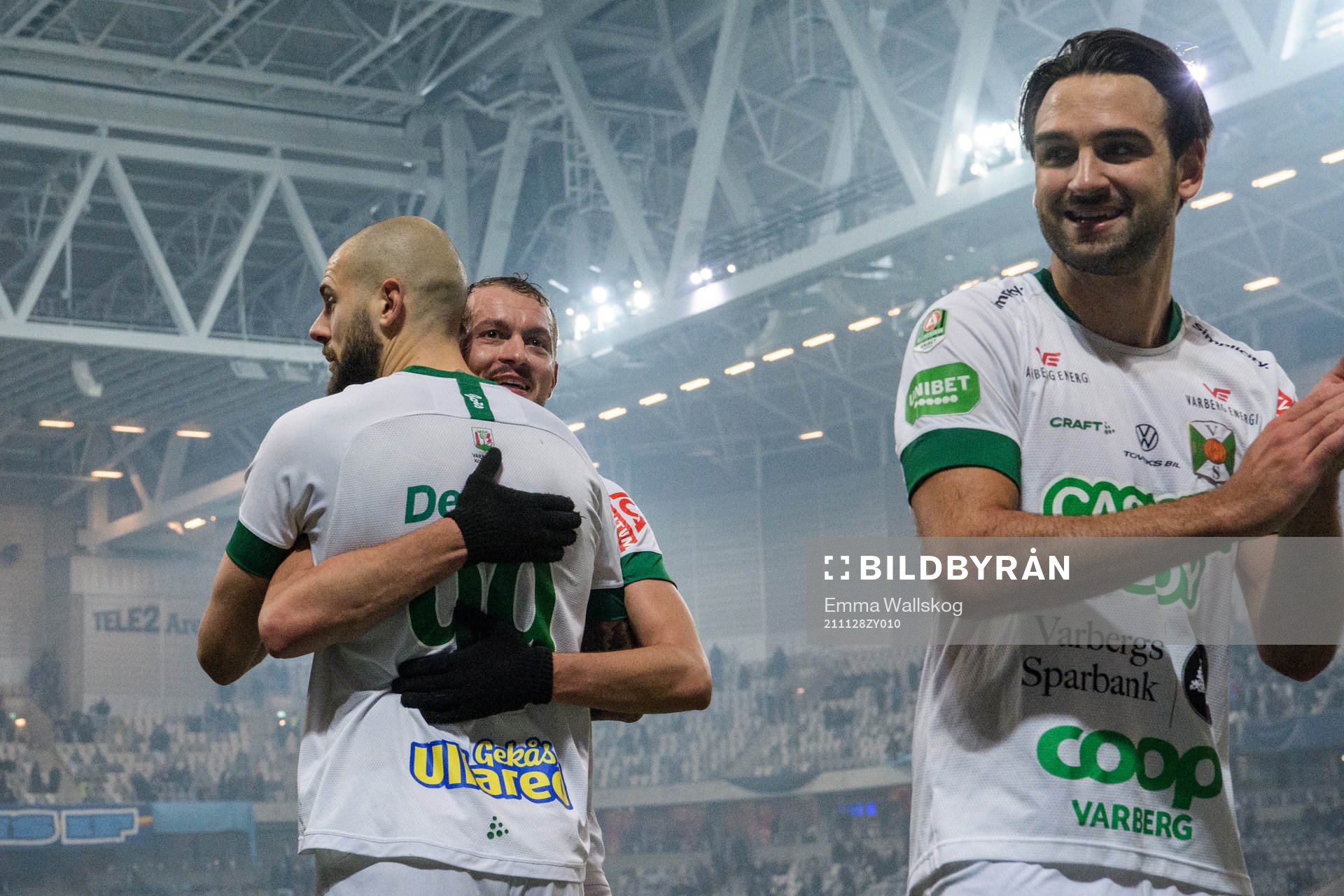 Varbergs Robin Simovic och Albert Ejupi jublar