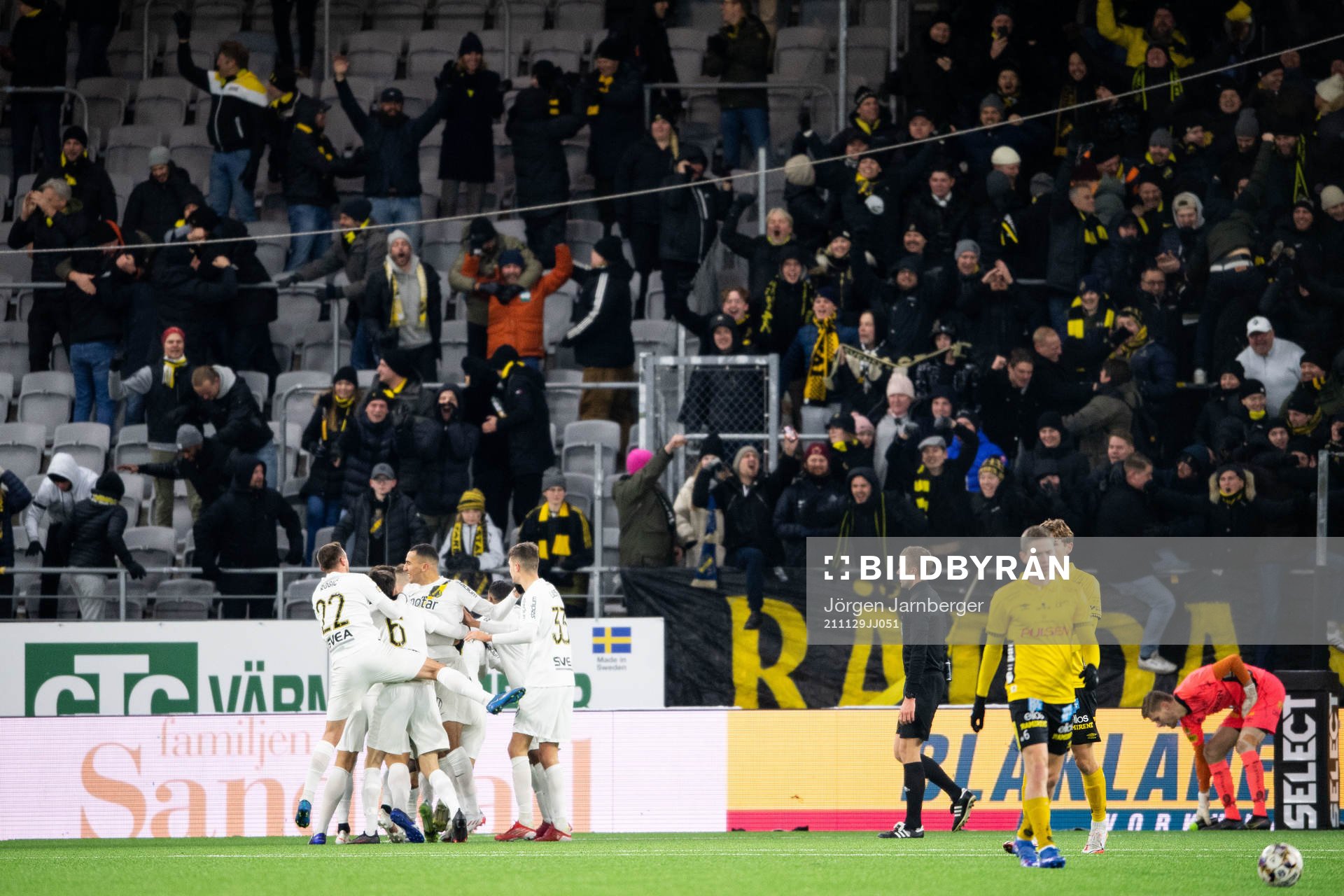 s Nicolas Stefanelli jublar med lagkamrater