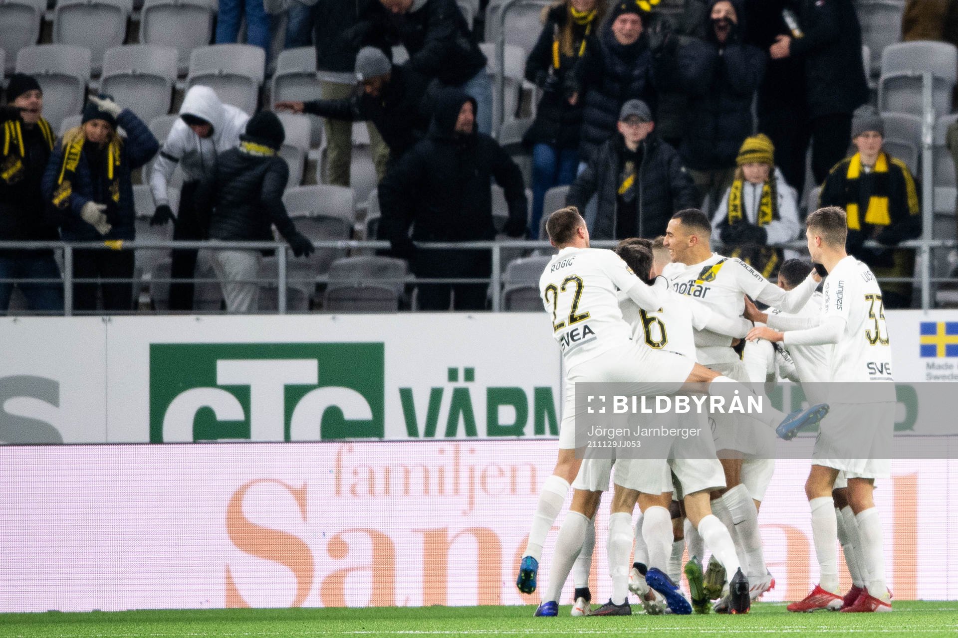 s Nicolas Stefanelli jublar med lagkamrater