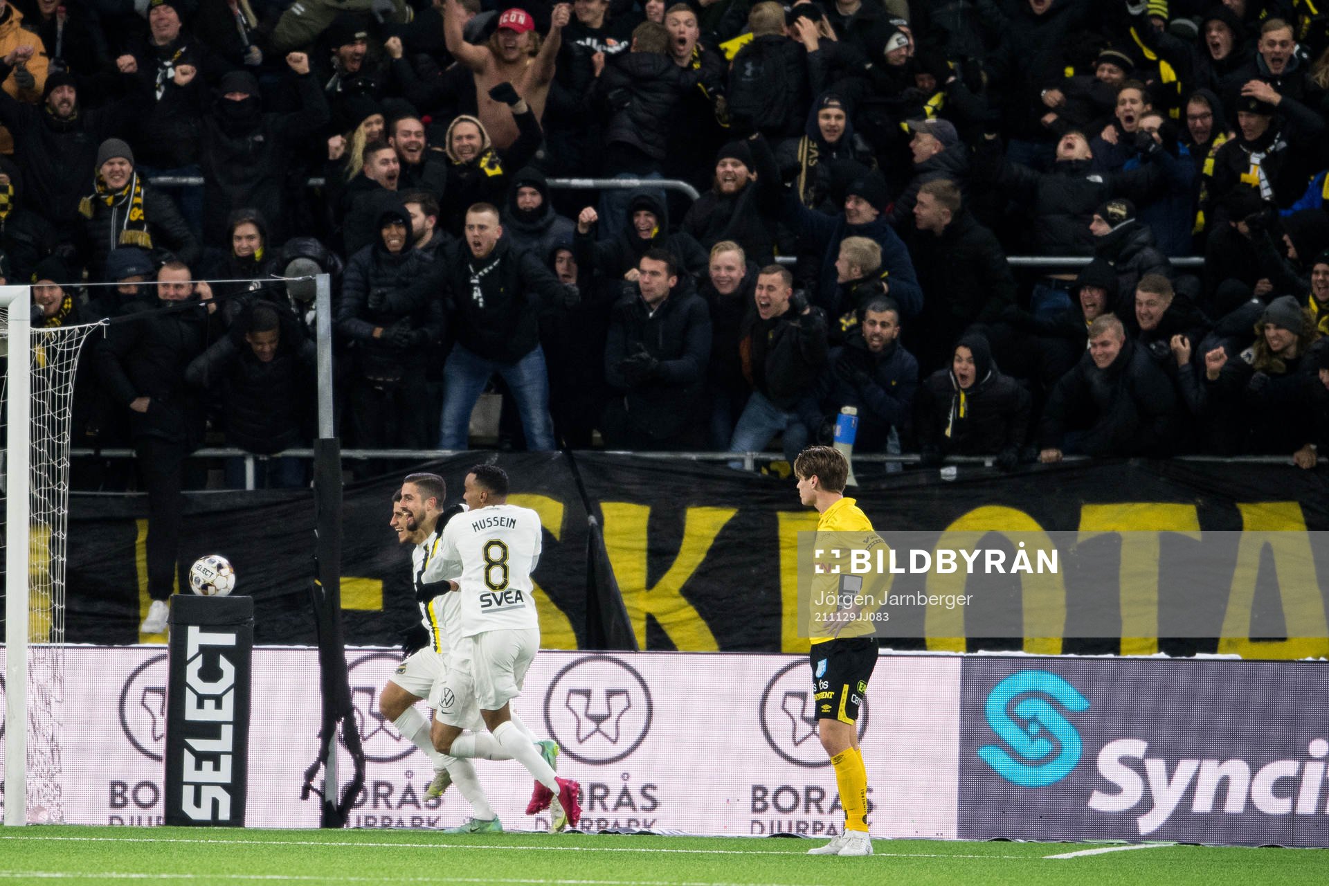 AIK:s Nicolas Stefanelli, Nabil Bahoui och Bilal Hussein jublar efter 3-2 under fotbollsmatchen i Allsvenskan mellan Elfsborg och AIK den 29 november 2021 i Borås. 
