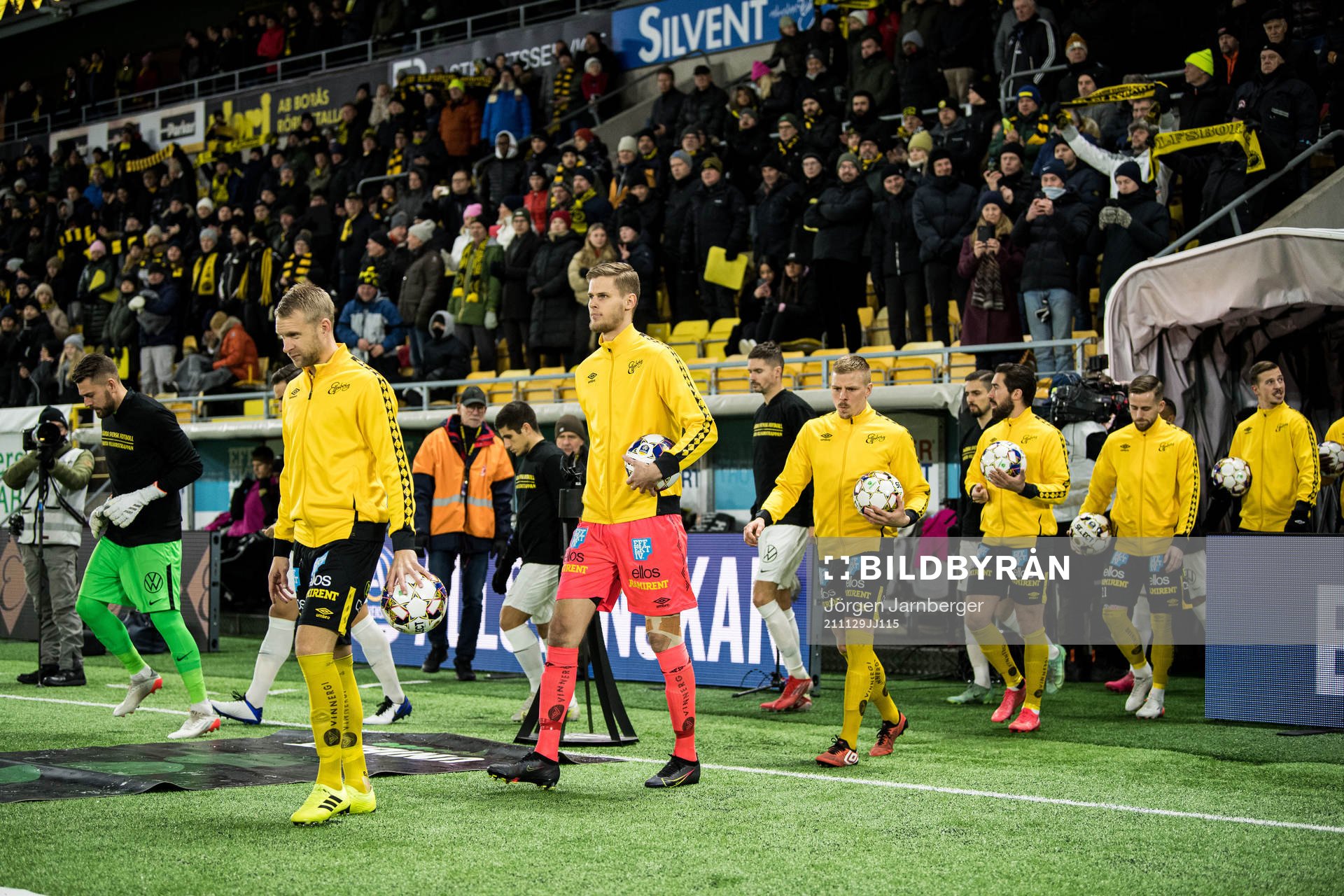 Spelarna i AIK och Elfsborg kommer in på arenan