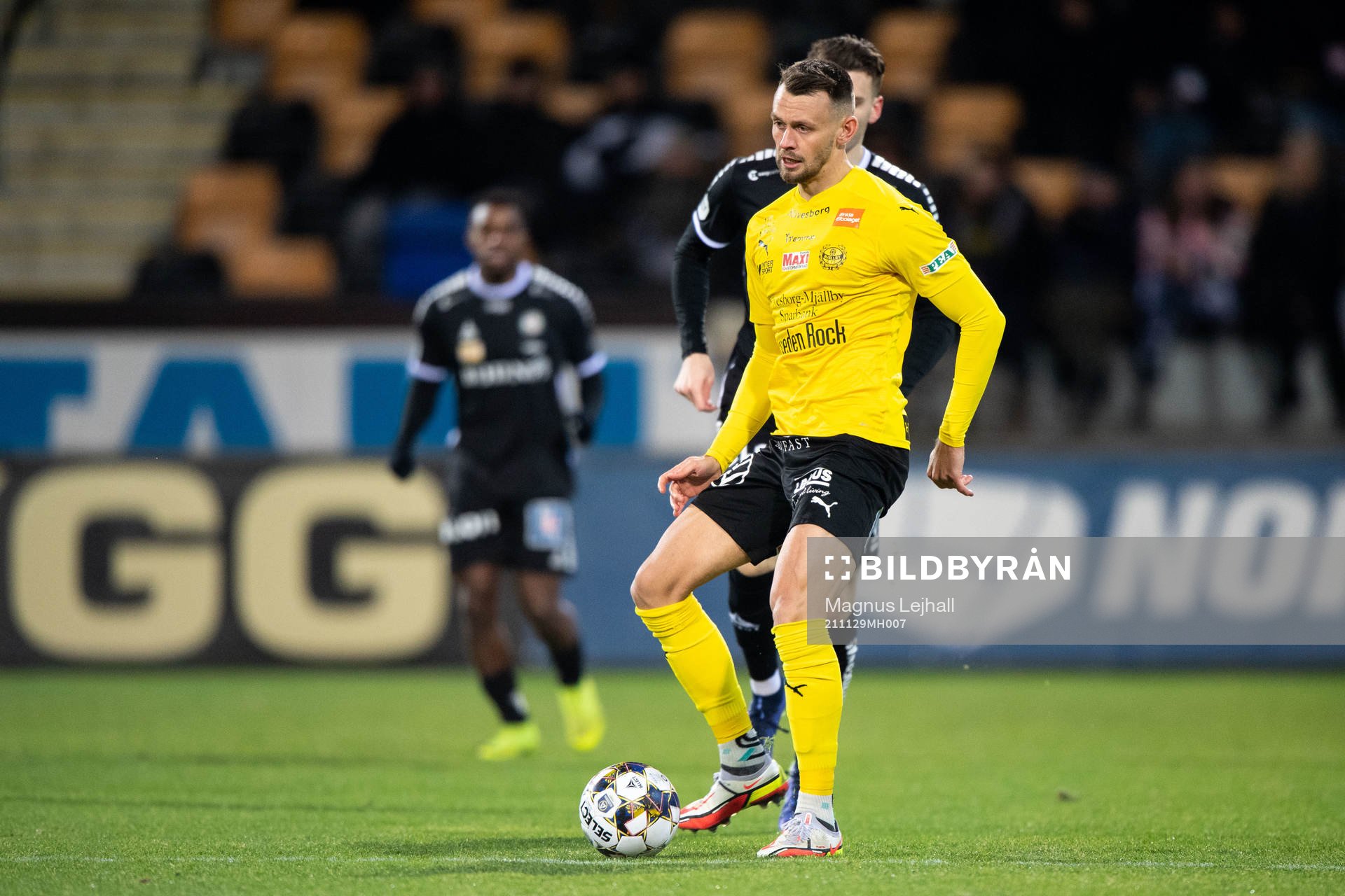 Mjällbys Max Watson under fotbollsmatchen i Allsvenskan mellan Mjällby och Örebro den 29 november 2021 i Hällevik. 