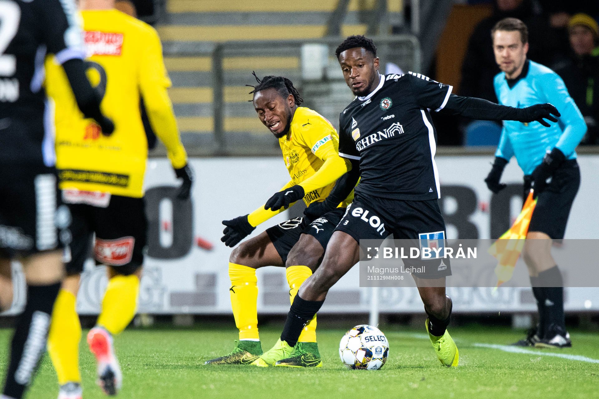Mjällbys Mamudu Moro och Örebros Kevin Wright under fotbollsmatchen i Allsvenskan mellan Mjällby och Örebro den 29 november 2021 i Hällevik.