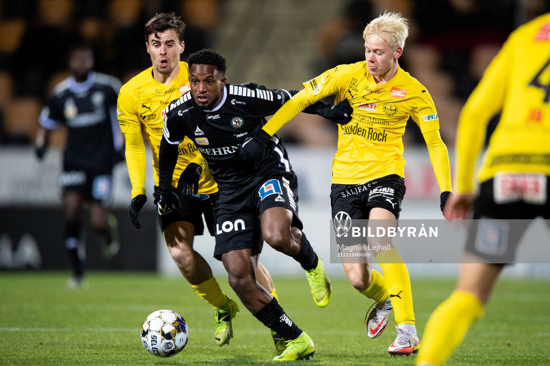 Örebros Kevin Wright och Mjällbys Jesper Gustavsson och