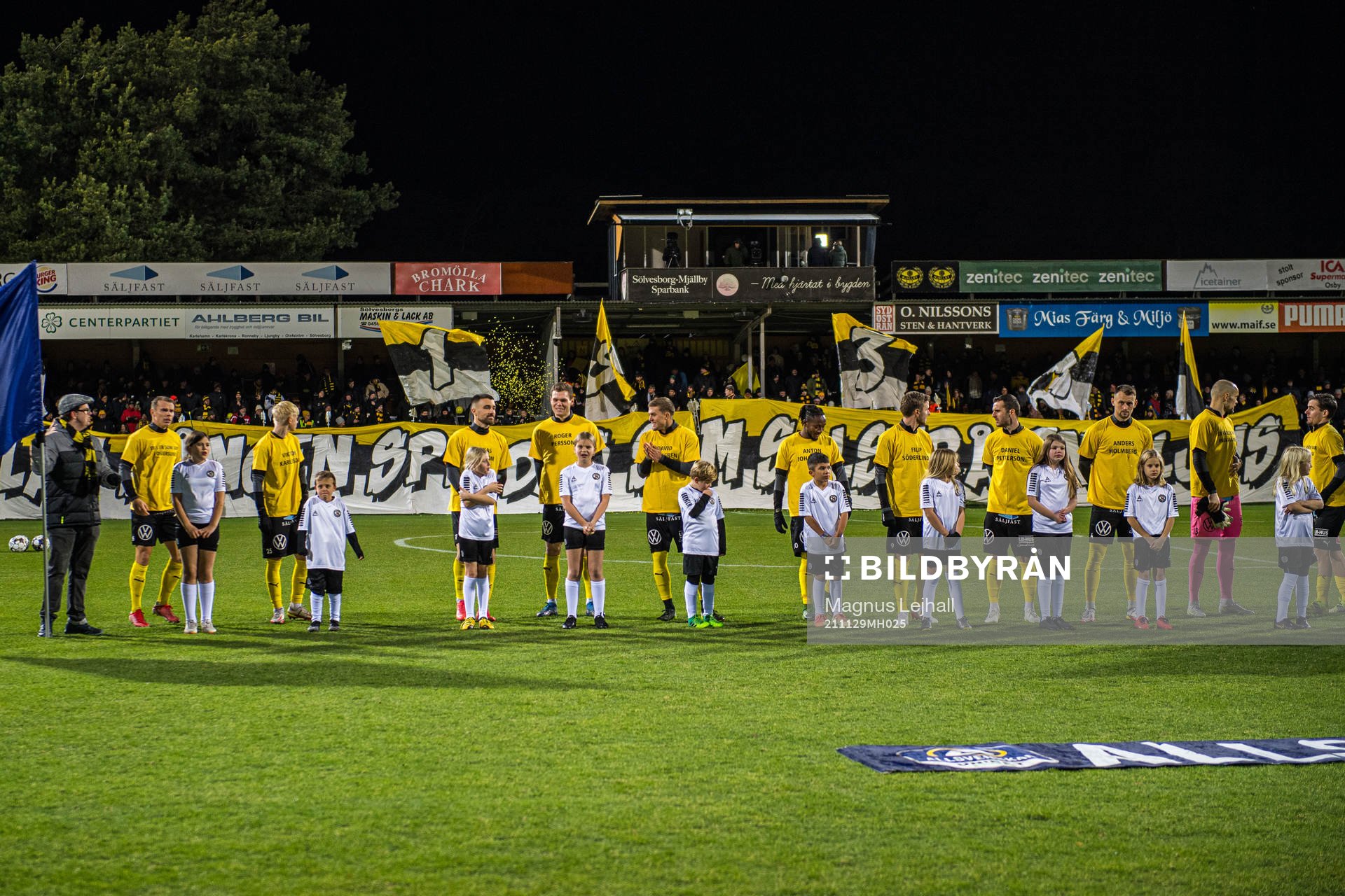 Mjällby med supportertröjor