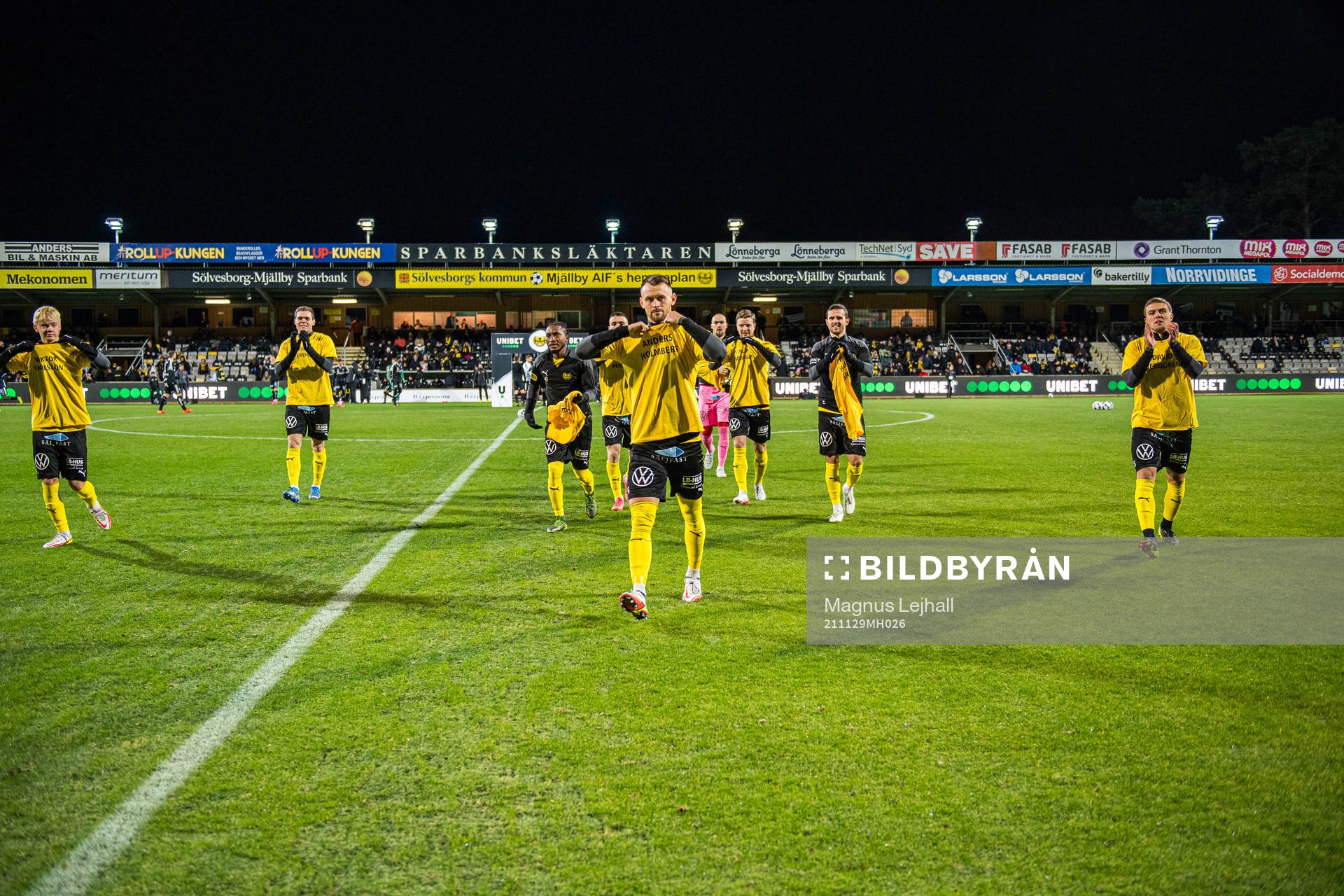 Mjällby med supportertröjor